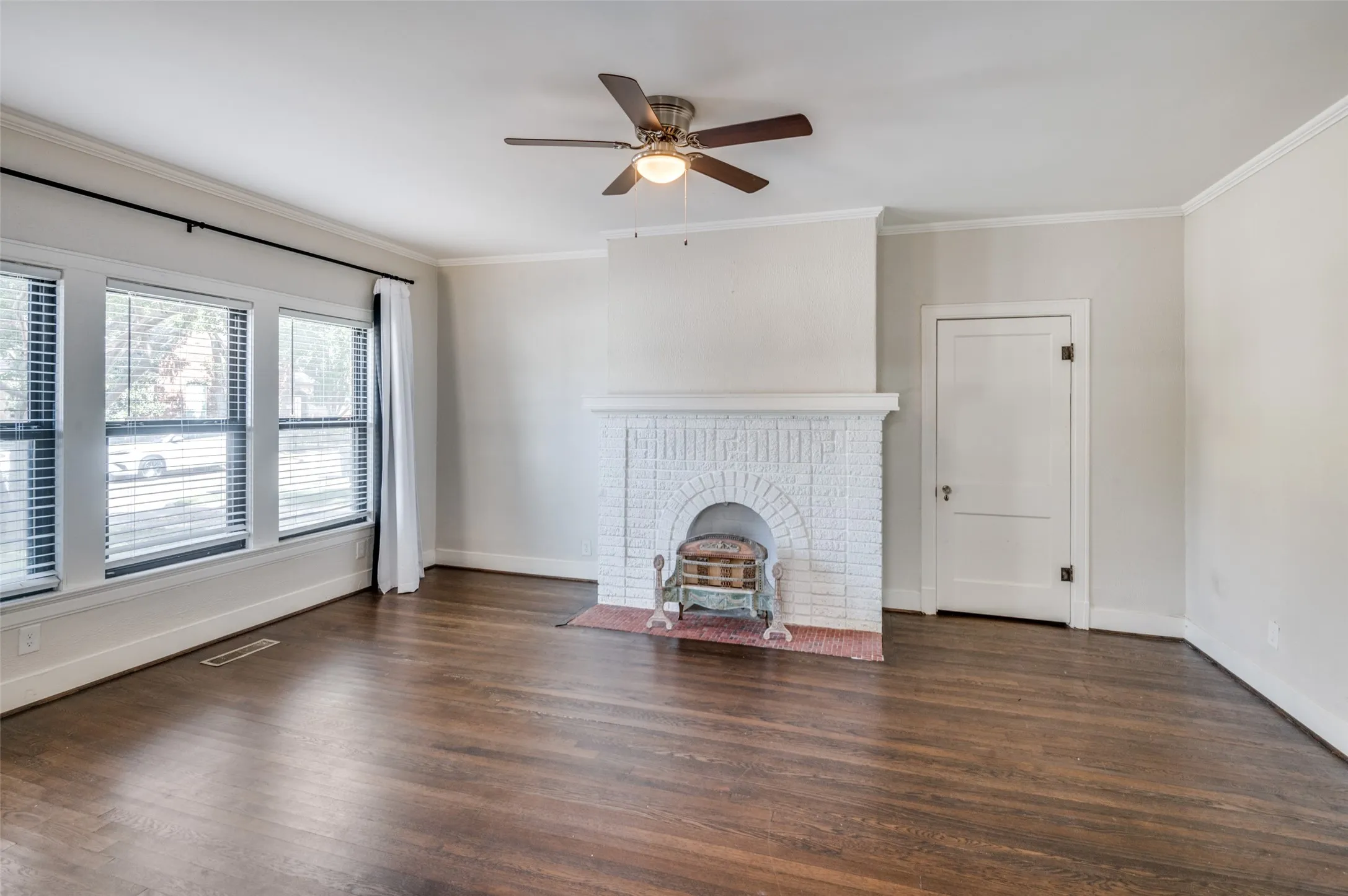Duplex For Rent in Dallas County , 5108 Mission Avenue, Dallas, Texas 75206, 2 Bedroom, 1 Bathroom, Garage spaces, 1,255 Sqft, built in 1940, Price $2,850, mls#21366085, Real Estate Agent in Dallas, Homes For Rent in Dallas county, Homes For Rent in Dallas, Realtor in Dallas Texas, Real Estate Brokerage Independent Realty Texas, Luminita Cordes Realtor
