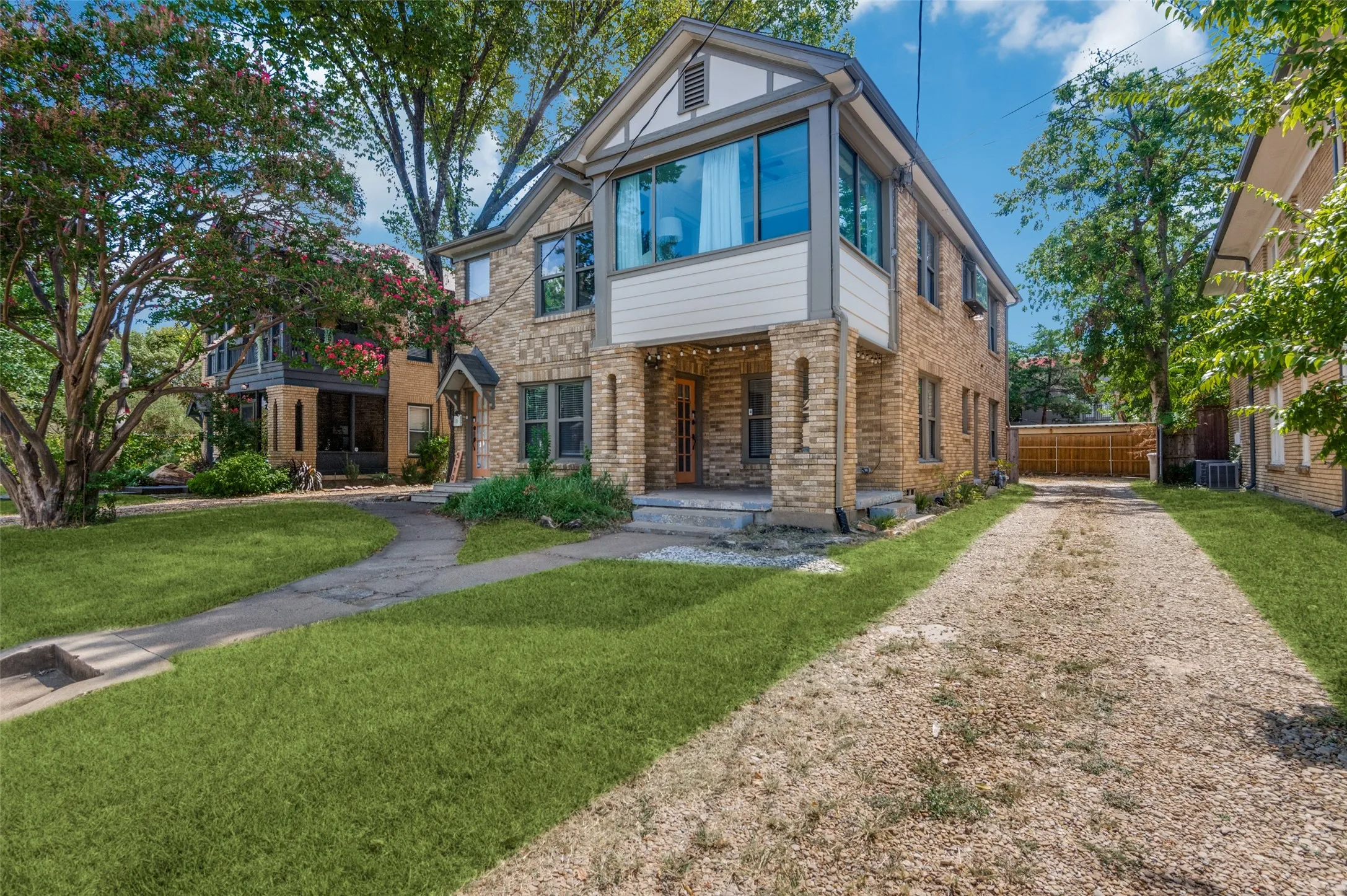 Duplex For Rent in Dallas County , 5108 Mission Avenue, Dallas, Texas 75206, 2 Bedroom, 1 Bathroom, Garage spaces, 1,255 Sqft, built in 1940, Price $2,850, mls#21366085, Real Estate Agent in Dallas, Homes For Rent in Dallas county, Homes For Rent in Dallas, Realtor in Dallas Texas, Real Estate Brokerage Independent Realty Texas, Luminita Cordes Realtor