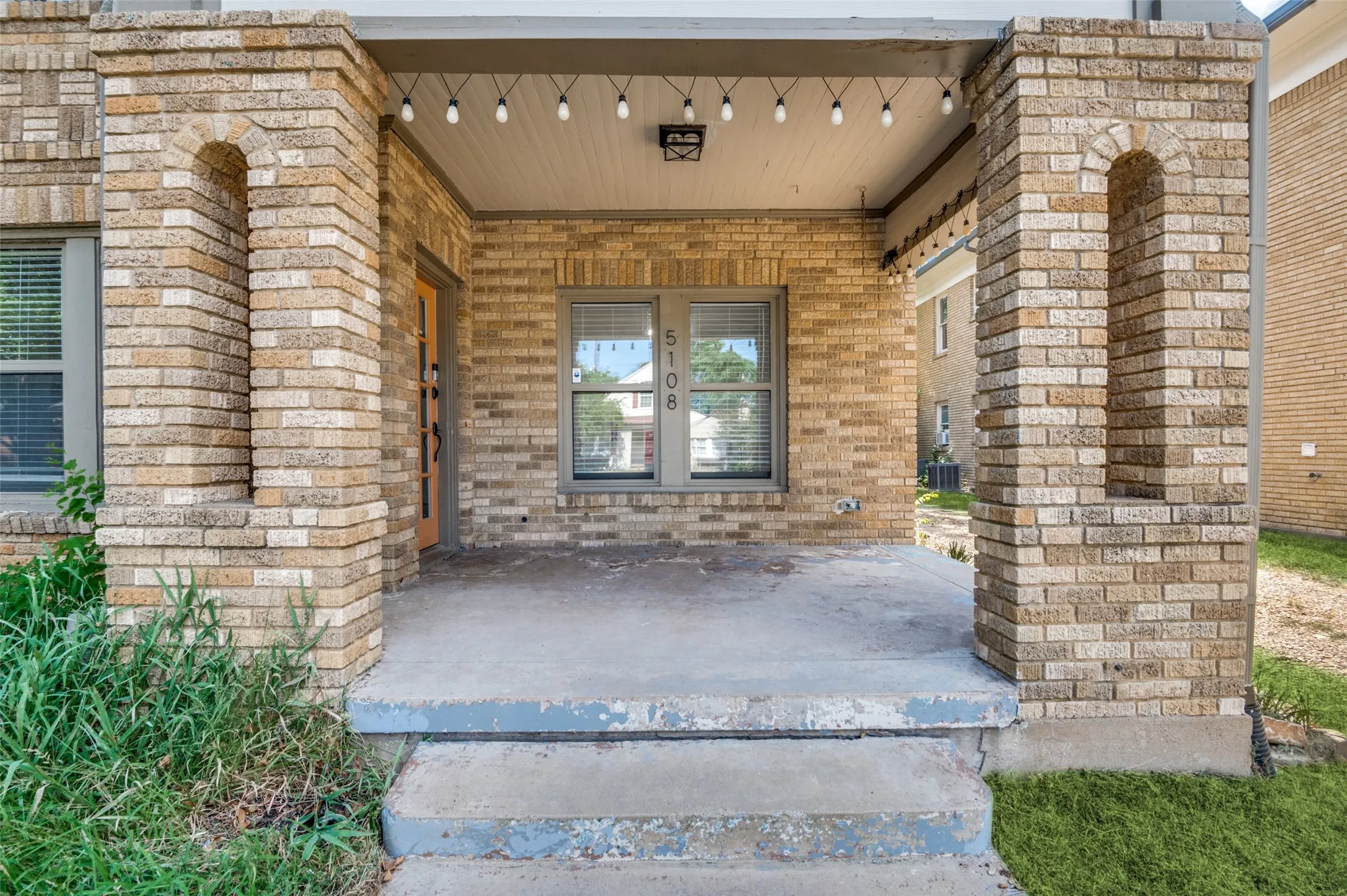 Duplex For Rent in Dallas County , 5108 Mission Avenue, Dallas, Texas 75206, 2 Bedroom, 1 Bathroom, Garage spaces, 1,255 Sqft, built in 1940, Price $2,850, mls#21366085, Real Estate Agent in Dallas, Homes For Rent in Dallas county, Homes For Rent in Dallas, Realtor in Dallas Texas, Real Estate Brokerage Independent Realty Texas, Luminita Cordes Realtor