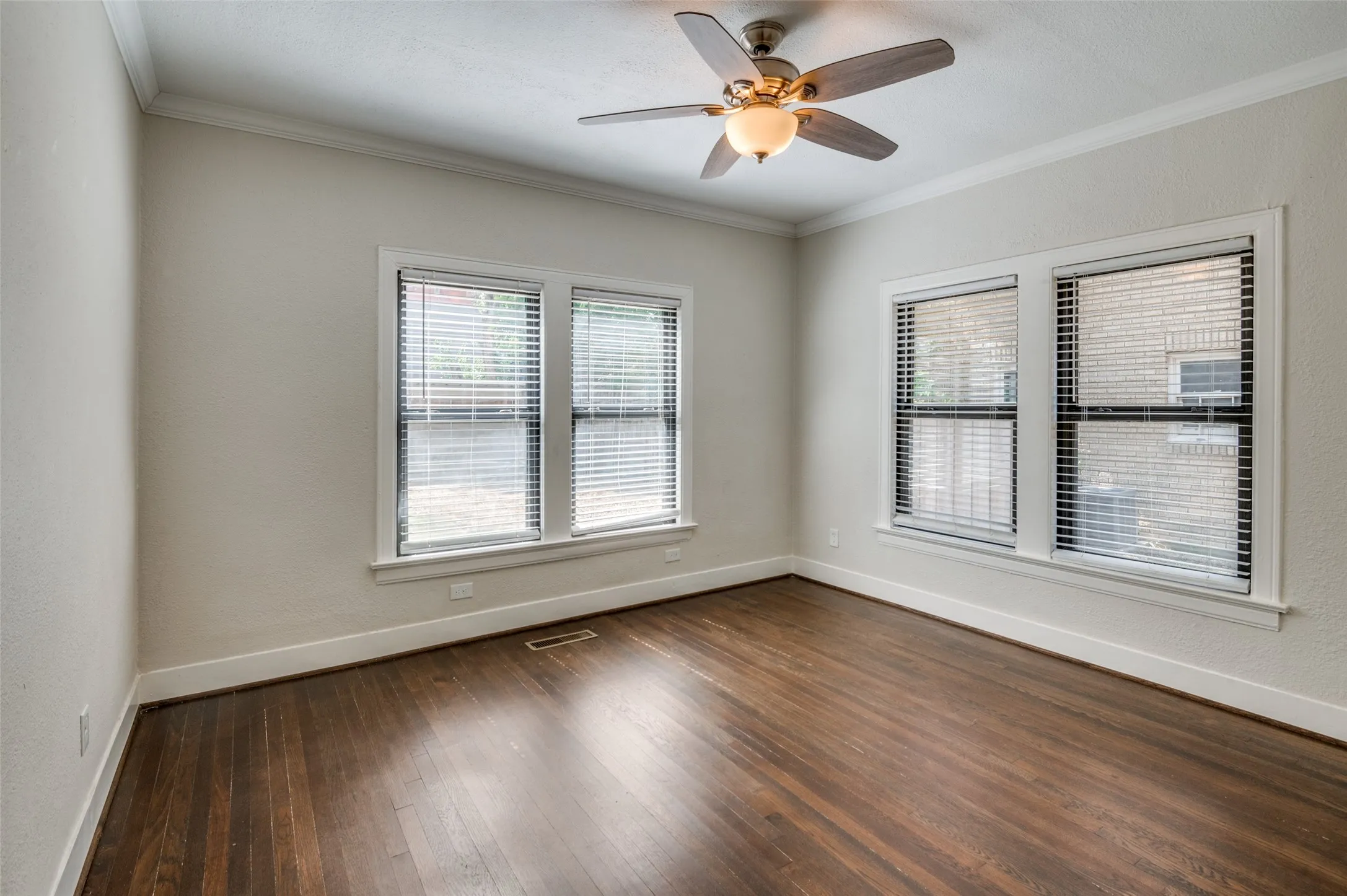 Duplex For Rent in Dallas County , 5108 Mission Avenue, Dallas, Texas 75206, 2 Bedroom, 1 Bathroom, Garage spaces, 1,255 Sqft, built in 1940, Price $2,850, mls#21366085, Real Estate Agent in Dallas, Homes For Rent in Dallas county, Homes For Rent in Dallas, Realtor in Dallas Texas, Real Estate Brokerage Independent Realty Texas, Luminita Cordes Realtor