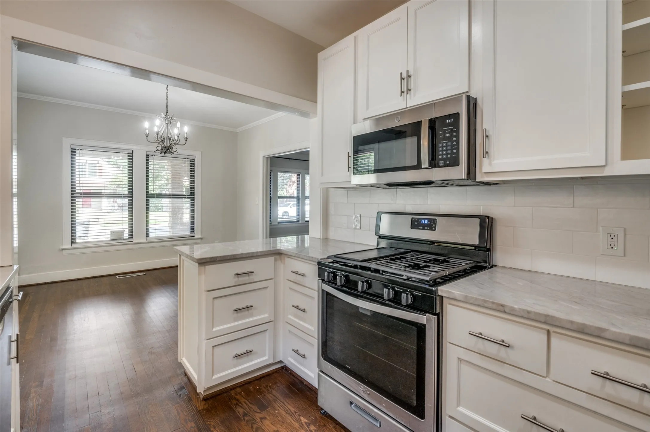 Duplex For Rent in Dallas County , 5108 Mission Avenue, Dallas, Texas 75206, 2 Bedroom, 1 Bathroom, Garage spaces, 1,255 Sqft, built in 1940, Price $2,850, mls#21366085, Real Estate Agent in Dallas, Homes For Rent in Dallas county, Homes For Rent in Dallas, Realtor in Dallas Texas, Real Estate Brokerage Independent Realty Texas, Luminita Cordes Realtor