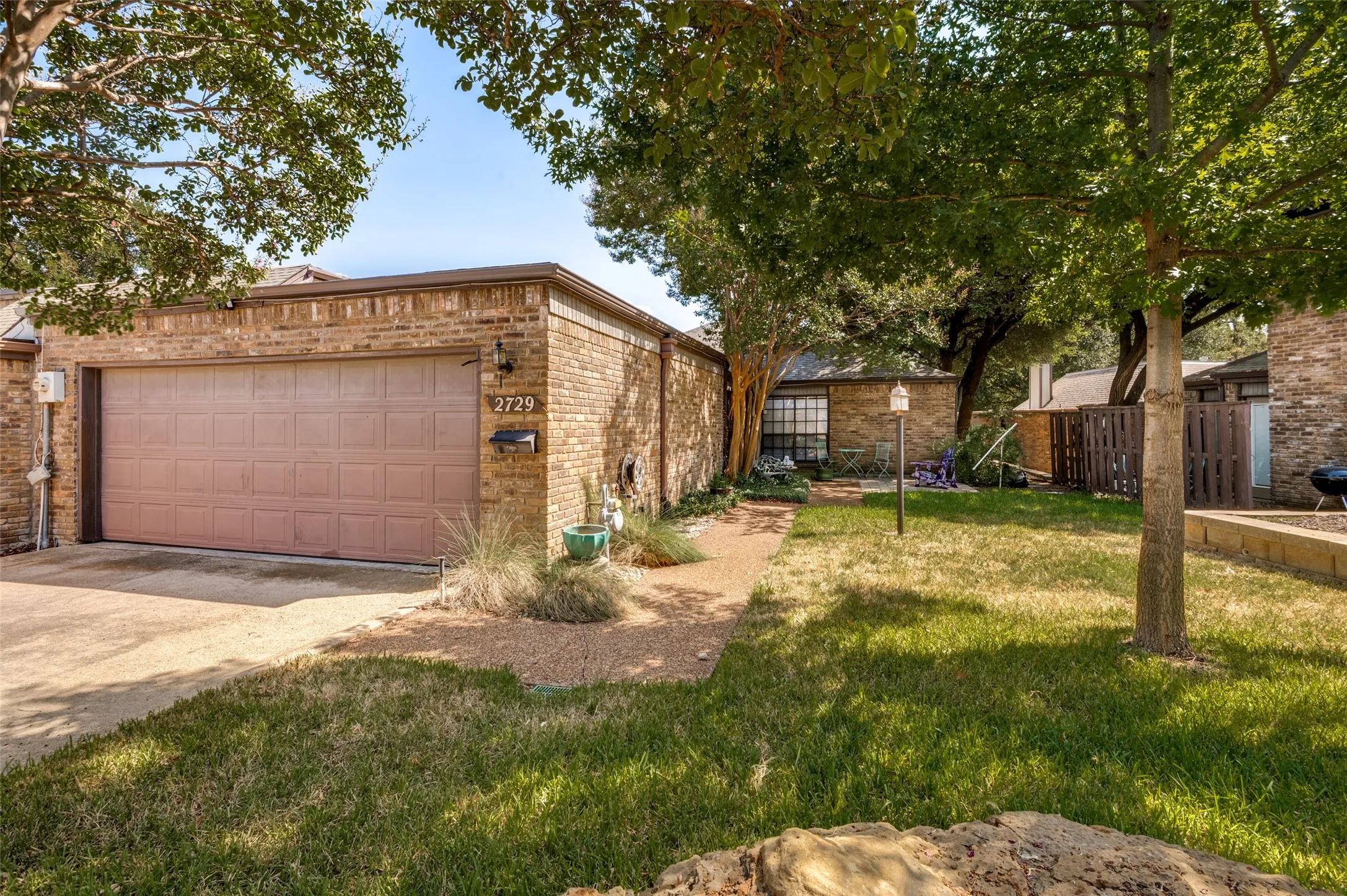 Townhouse For Sale in Tarrant County , 2729 Fairway Park Street, Grand Prairie, Texas 75050, 2 Bedroom, 2 Bathroom, 2 Garage spaces, 1,509 Sqft, built in 1980, mls#21364094, Real Estate Agent in Grand Prairie, Homes For Sale in Tarrant county, Homes For Sale in Grand Prairie, Realtor in Grand Prairie Texas, Real Estate Brokerage Independent Realty Texas, Luminita Cordes Realtor