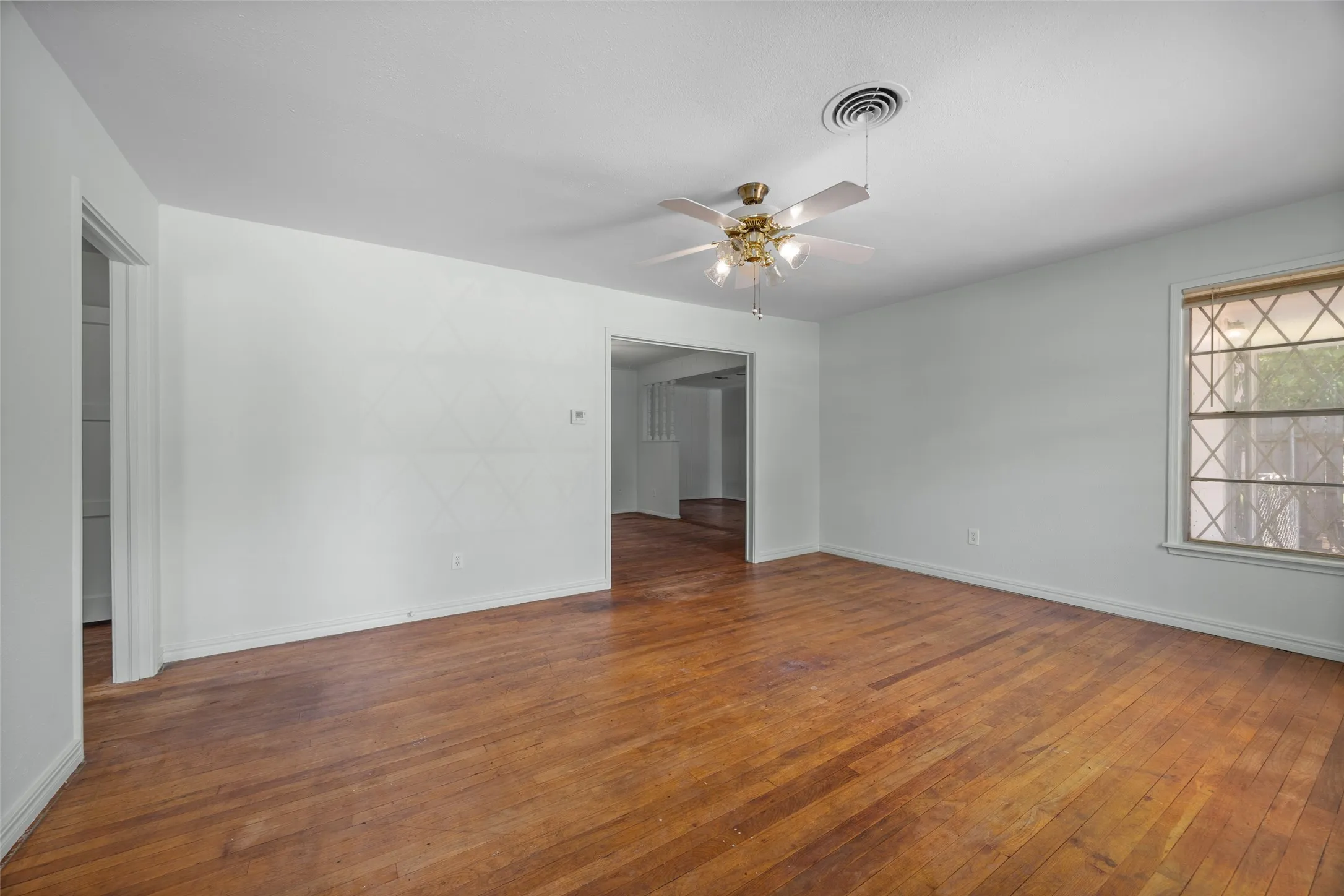 Single Family Residence For Sale in Tarrant County , 4406 Wayne Court S, Haltom City, Texas 76117, 2 Bedroom, 1 Bathroom, Garage spaces, 1,350 Sqft, built in 1946, mls#21364360, Real Estate Agent in Haltom City, Homes For Sale in Tarrant county, Homes For Sale in Haltom City, Realtor in Haltom City Texas, Real Estate Brokerage Independent Realty Texas, Luminita Cordes Realtor