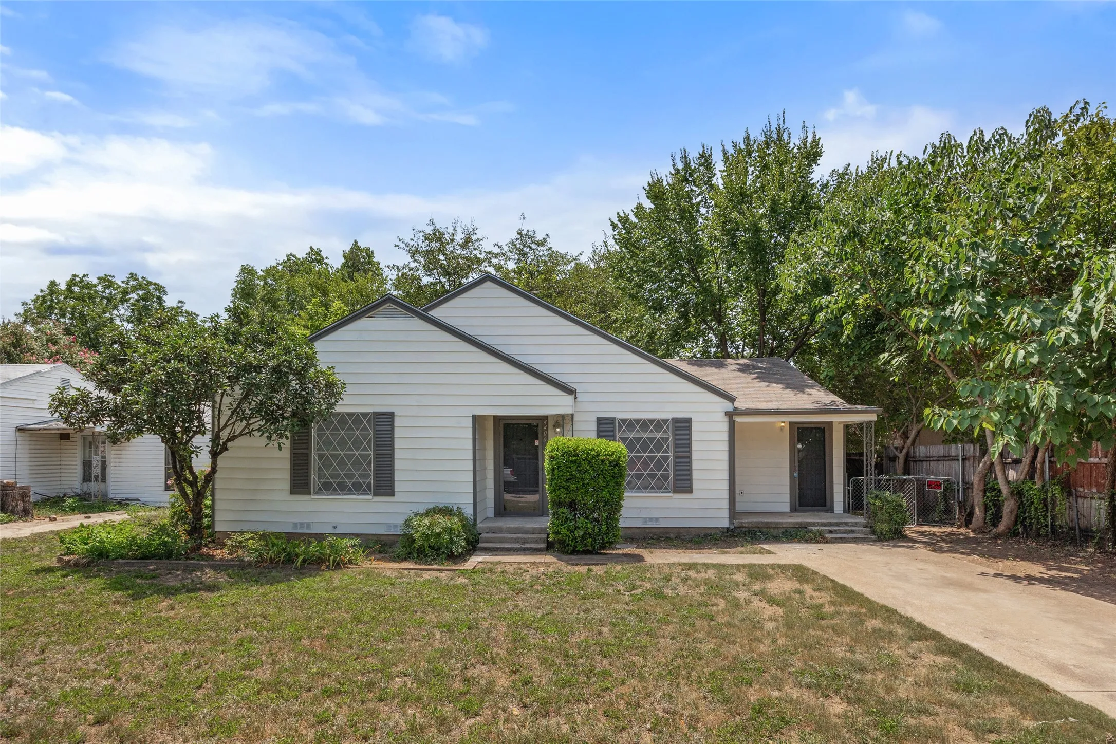 Single Family Residence For Sale in Tarrant County , 4406 Wayne Court S, Haltom City, Texas 76117, 2 Bedroom, 1 Bathroom, Garage spaces, 1,350 Sqft, built in 1946, mls#21364360, Real Estate Agent in Haltom City, Homes For Sale in Tarrant county, Homes For Sale in Haltom City, Realtor in Haltom City Texas, Real Estate Brokerage Independent Realty Texas, Luminita Cordes Realtor