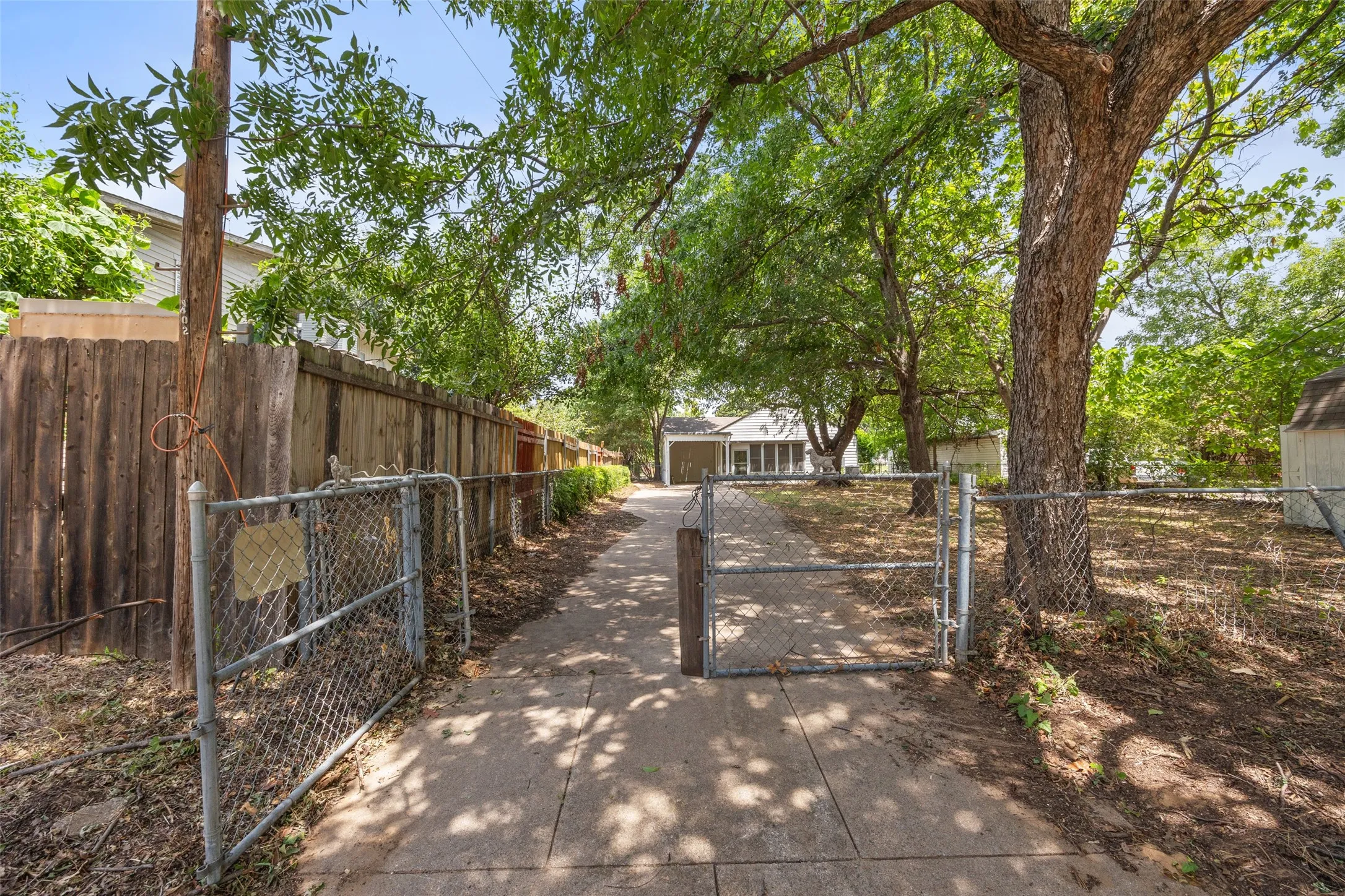 Single Family Residence For Sale in Tarrant County , 4406 Wayne Court S, Haltom City, Texas 76117, 2 Bedroom, 1 Bathroom, Garage spaces, 1,350 Sqft, built in 1946, mls#21364360, Real Estate Agent in Haltom City, Homes For Sale in Tarrant county, Homes For Sale in Haltom City, Realtor in Haltom City Texas, Real Estate Brokerage Independent Realty Texas, Luminita Cordes Realtor
