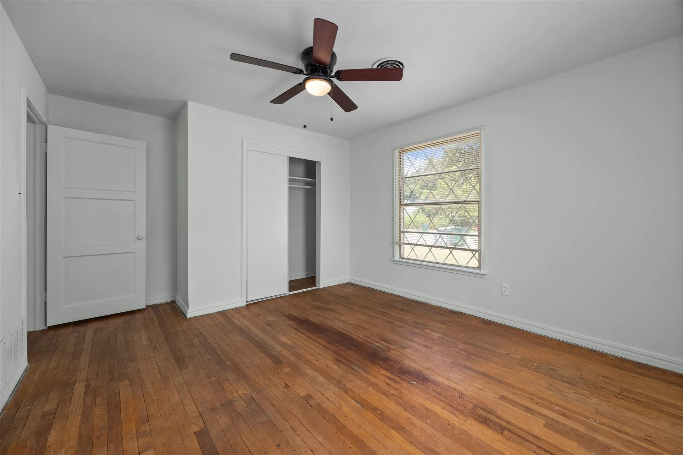 Single Family Residence For Sale in Tarrant County , 4406 Wayne Court S, Haltom City, Texas 76117, 2 Bedroom, 1 Bathroom, Garage spaces, 1,350 Sqft, built in 1946, mls#21364360, Real Estate Agent in Haltom City, Homes For Sale in Tarrant county, Homes For Sale in Haltom City, Realtor in Haltom City Texas, Real Estate Brokerage Independent Realty Texas, Luminita Cordes Realtor
