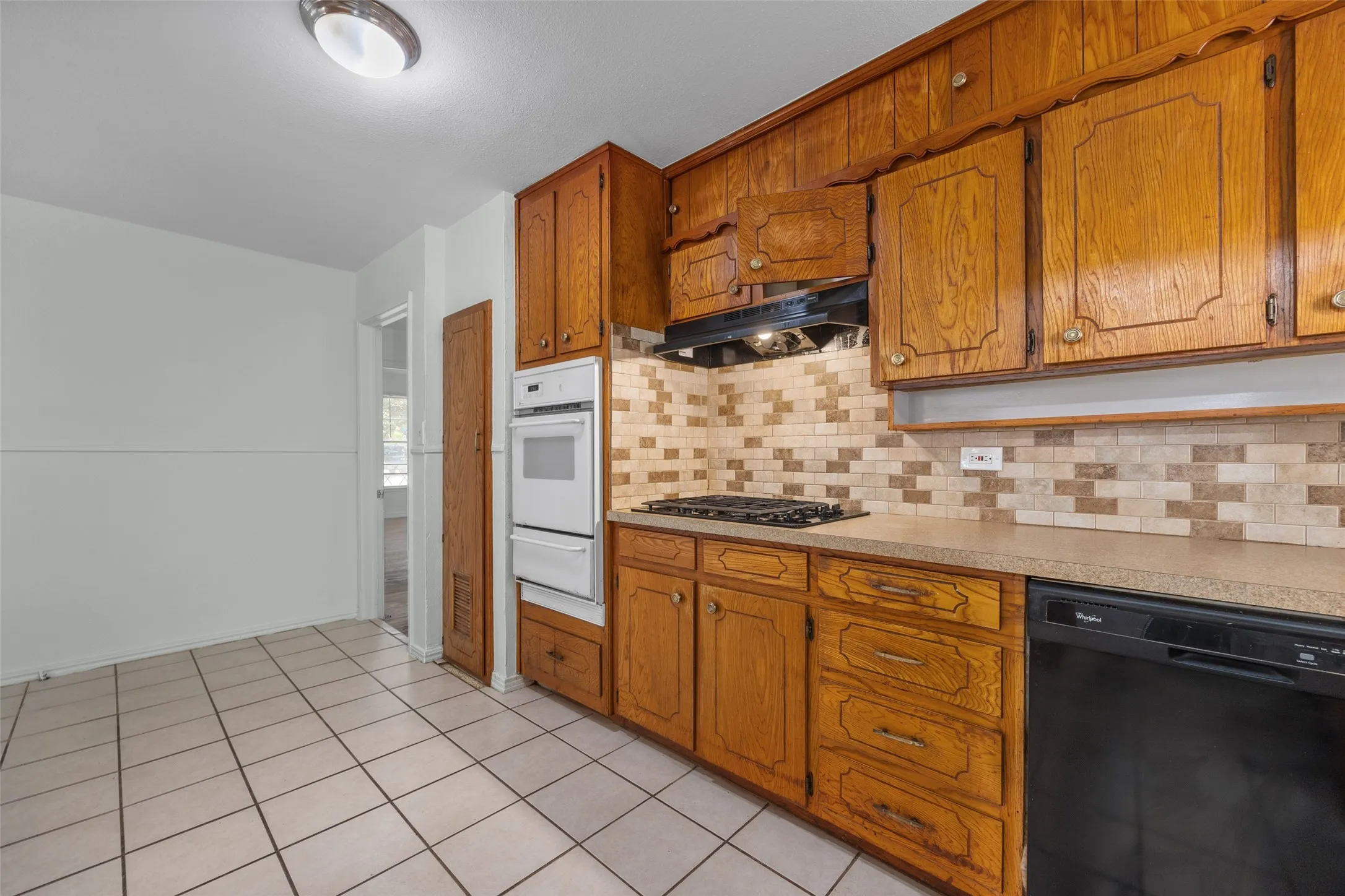 Single Family Residence For Sale in Tarrant County , 4406 Wayne Court S, Haltom City, Texas 76117, 2 Bedroom, 1 Bathroom, Garage spaces, 1,350 Sqft, built in 1946, mls#21364360, Real Estate Agent in Haltom City, Homes For Sale in Tarrant county, Homes For Sale in Haltom City, Realtor in Haltom City Texas, Real Estate Brokerage Independent Realty Texas, Luminita Cordes Realtor