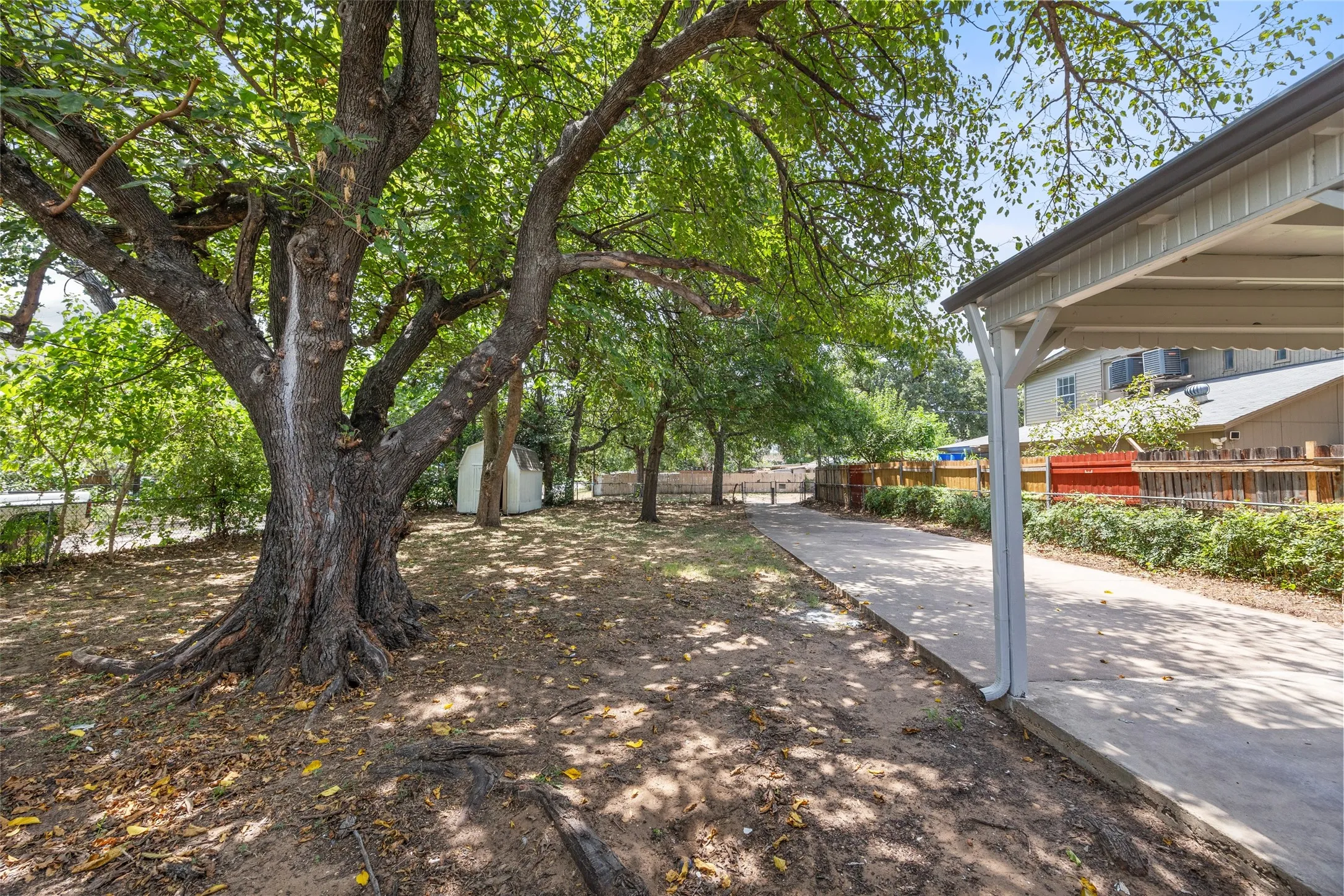 Single Family Residence For Sale in Tarrant County , 4406 Wayne Court S, Haltom City, Texas 76117, 2 Bedroom, 1 Bathroom, Garage spaces, 1,350 Sqft, built in 1946, mls#21364360, Real Estate Agent in Haltom City, Homes For Sale in Tarrant county, Homes For Sale in Haltom City, Realtor in Haltom City Texas, Real Estate Brokerage Independent Realty Texas, Luminita Cordes Realtor