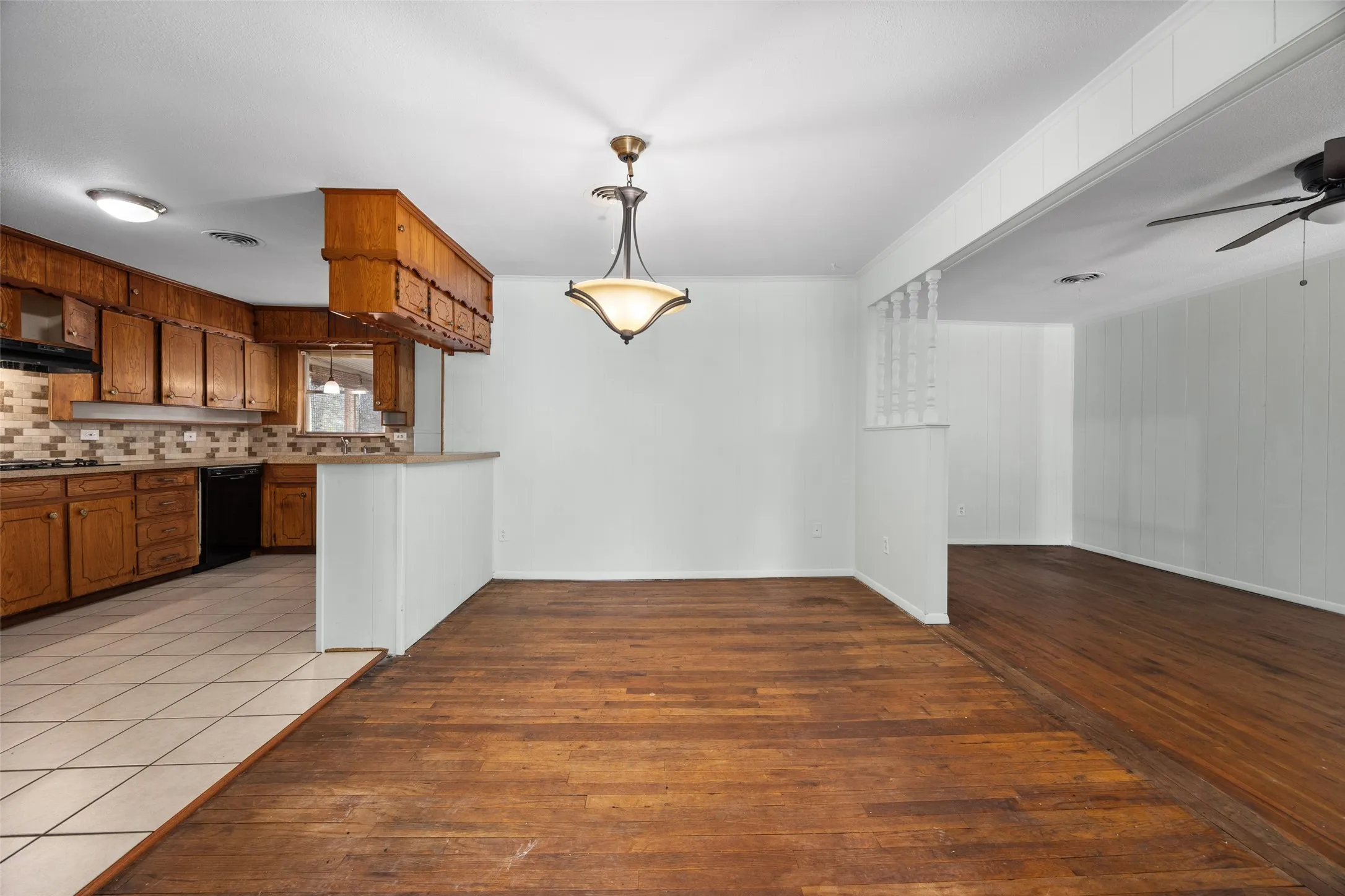 Single Family Residence For Sale in Tarrant County , 4406 Wayne Court S, Haltom City, Texas 76117, 2 Bedroom, 1 Bathroom, Garage spaces, 1,350 Sqft, built in 1946, mls#21364360, Real Estate Agent in Haltom City, Homes For Sale in Tarrant county, Homes For Sale in Haltom City, Realtor in Haltom City Texas, Real Estate Brokerage Independent Realty Texas, Luminita Cordes Realtor