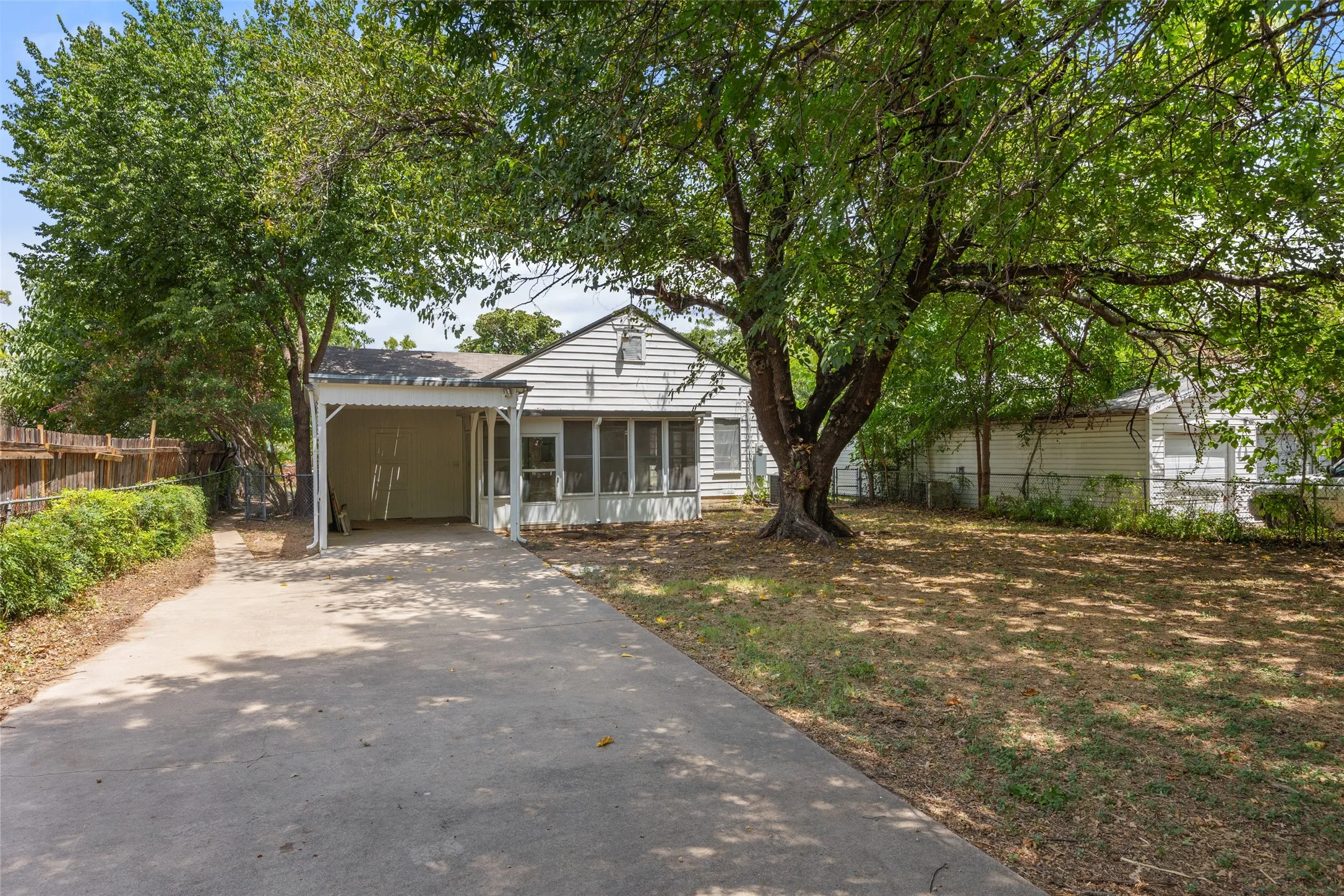Single Family Residence For Sale in Tarrant County , 4406 Wayne Court S, Haltom City, Texas 76117, 2 Bedroom, 1 Bathroom, Garage spaces, 1,350 Sqft, built in 1946, mls#21364360, Real Estate Agent in Haltom City, Homes For Sale in Tarrant county, Homes For Sale in Haltom City, Realtor in Haltom City Texas, Real Estate Brokerage Independent Realty Texas, Luminita Cordes Realtor