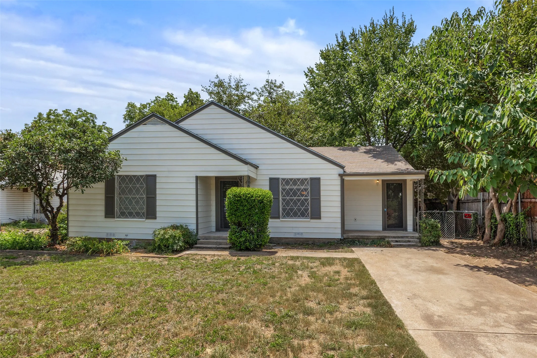 Single Family Residence For Sale in Tarrant County , 4406 Wayne Court S, Haltom City, Texas 76117, 2 Bedroom, 1 Bathroom, Garage spaces, 1,350 Sqft, built in 1946, mls#21364360, Real Estate Agent in Haltom City, Homes For Sale in Tarrant county, Homes For Sale in Haltom City, Realtor in Haltom City Texas, Real Estate Brokerage Independent Realty Texas, Luminita Cordes Realtor