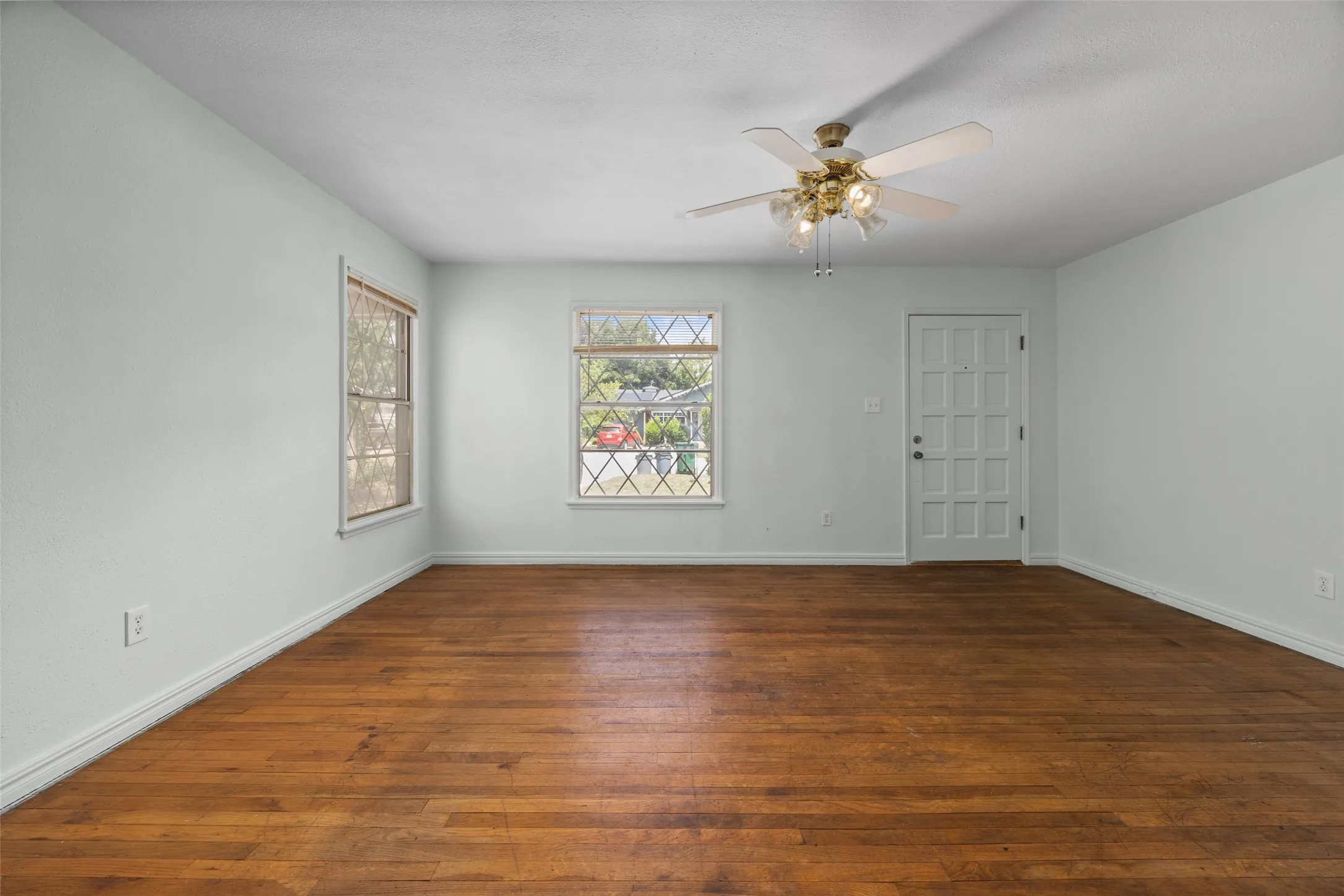 Single Family Residence For Sale in Tarrant County , 4406 Wayne Court S, Haltom City, Texas 76117, 2 Bedroom, 1 Bathroom, Garage spaces, 1,350 Sqft, built in 1946, mls#21364360, Real Estate Agent in Haltom City, Homes For Sale in Tarrant county, Homes For Sale in Haltom City, Realtor in Haltom City Texas, Real Estate Brokerage Independent Realty Texas, Luminita Cordes Realtor