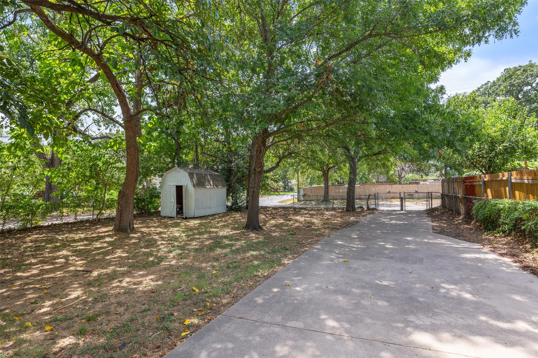 Single Family Residence For Sale in Tarrant County , 4406 Wayne Court S, Haltom City, Texas 76117, 2 Bedroom, 1 Bathroom, Garage spaces, 1,350 Sqft, built in 1946, mls#21364360, Real Estate Agent in Haltom City, Homes For Sale in Tarrant county, Homes For Sale in Haltom City, Realtor in Haltom City Texas, Real Estate Brokerage Independent Realty Texas, Luminita Cordes Realtor