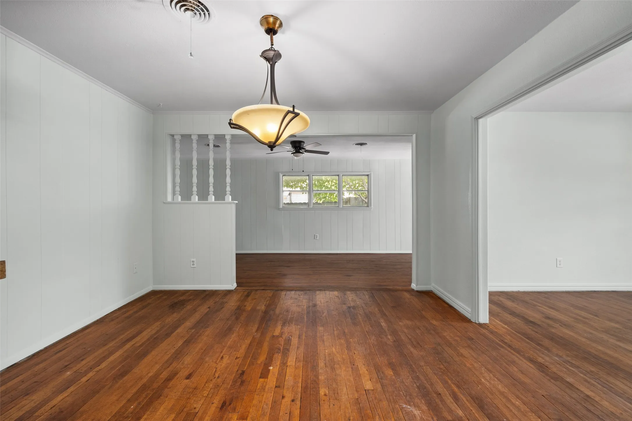 Single Family Residence For Sale in Tarrant County , 4406 Wayne Court S, Haltom City, Texas 76117, 2 Bedroom, 1 Bathroom, Garage spaces, 1,350 Sqft, built in 1946, mls#21364360, Real Estate Agent in Haltom City, Homes For Sale in Tarrant county, Homes For Sale in Haltom City, Realtor in Haltom City Texas, Real Estate Brokerage Independent Realty Texas, Luminita Cordes Realtor