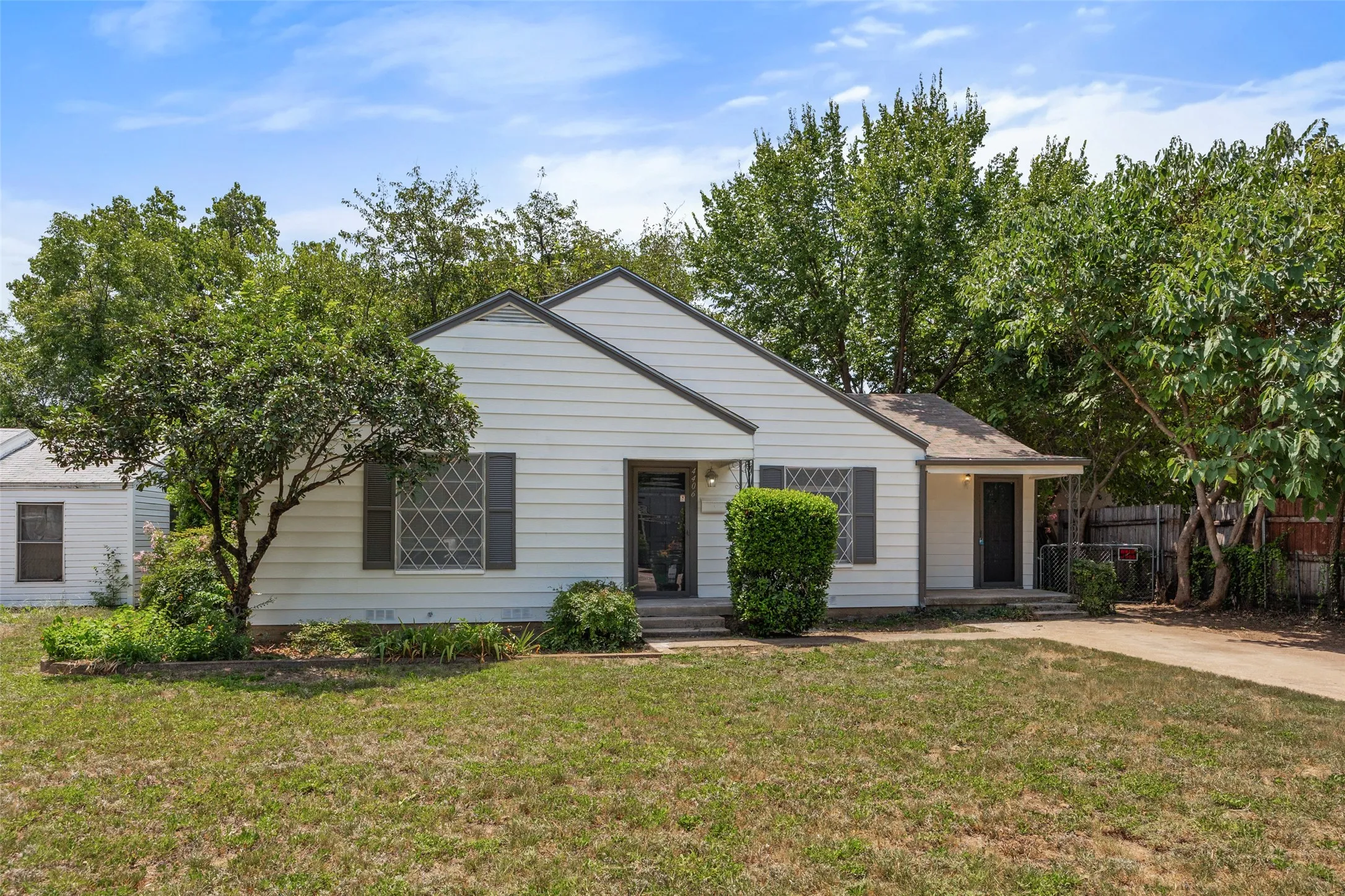 Single Family Residence For Sale in Tarrant County , 4406 Wayne Court S, Haltom City, Texas 76117, 2 Bedroom, 1 Bathroom, Garage spaces, 1,350 Sqft, built in 1946, mls#21364360, Real Estate Agent in Haltom City, Homes For Sale in Tarrant county, Homes For Sale in Haltom City, Realtor in Haltom City Texas, Real Estate Brokerage Independent Realty Texas, Luminita Cordes Realtor