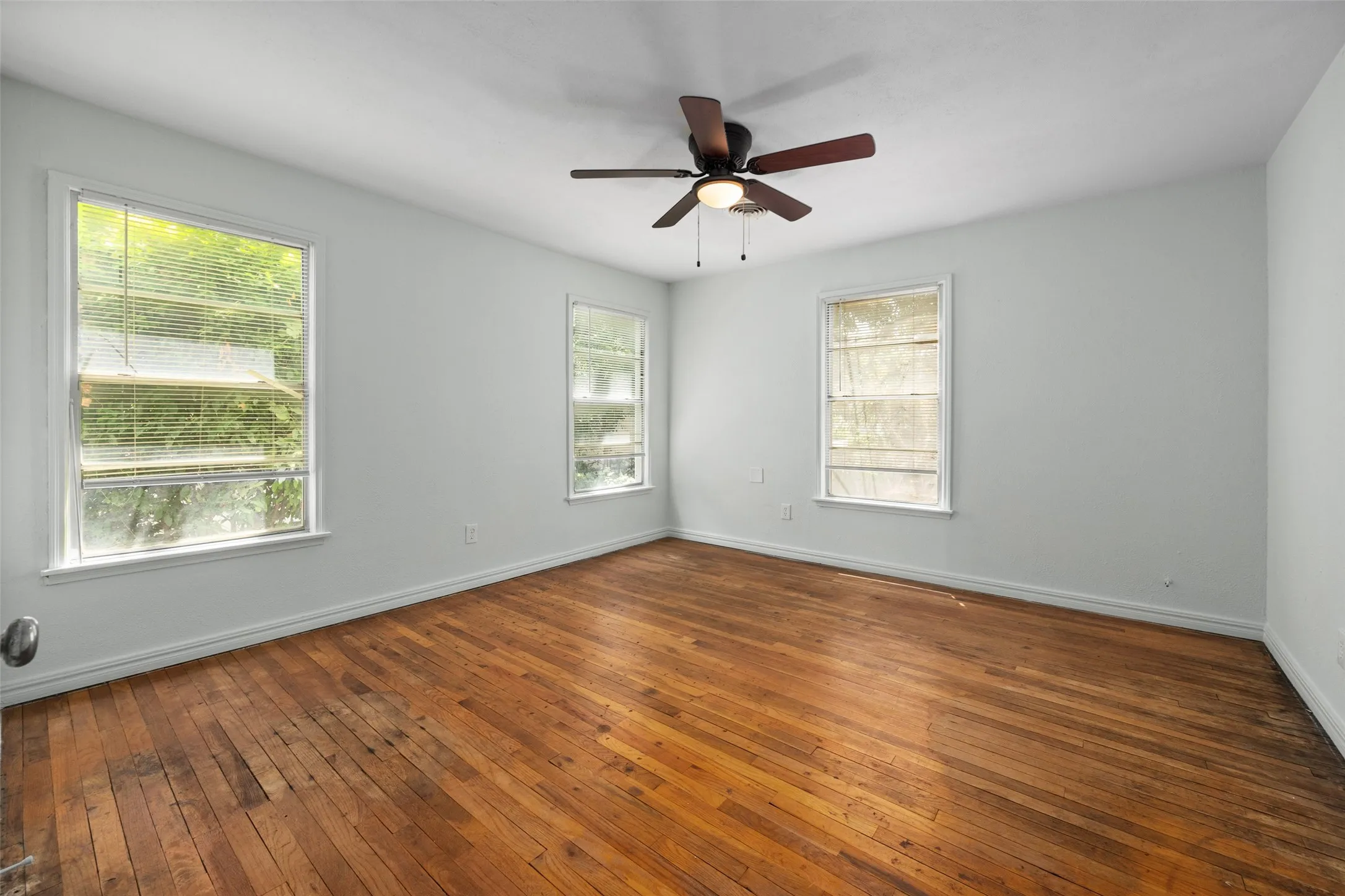 Single Family Residence For Sale in Tarrant County , 4406 Wayne Court S, Haltom City, Texas 76117, 2 Bedroom, 1 Bathroom, Garage spaces, 1,350 Sqft, built in 1946, mls#21364360, Real Estate Agent in Haltom City, Homes For Sale in Tarrant county, Homes For Sale in Haltom City, Realtor in Haltom City Texas, Real Estate Brokerage Independent Realty Texas, Luminita Cordes Realtor