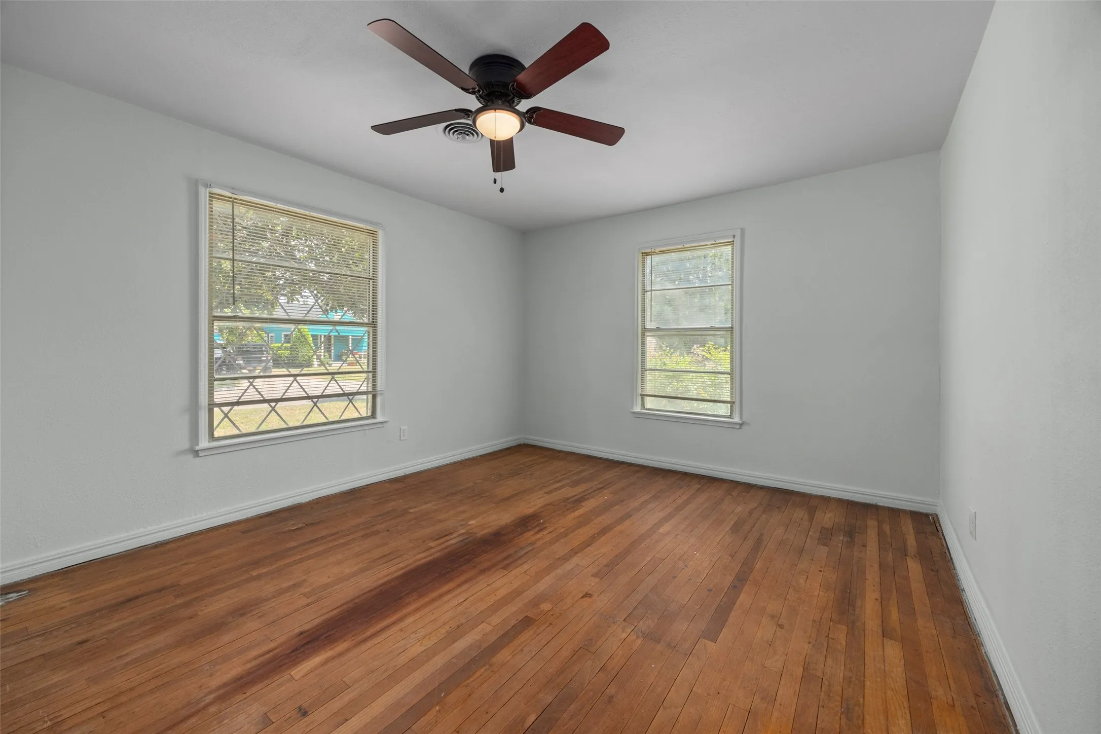Single Family Residence For Sale in Tarrant County , 4406 Wayne Court S, Haltom City, Texas 76117, 2 Bedroom, 1 Bathroom, Garage spaces, 1,350 Sqft, built in 1946, mls#21364360, Real Estate Agent in Haltom City, Homes For Sale in Tarrant county, Homes For Sale in Haltom City, Realtor in Haltom City Texas, Real Estate Brokerage Independent Realty Texas, Luminita Cordes Realtor