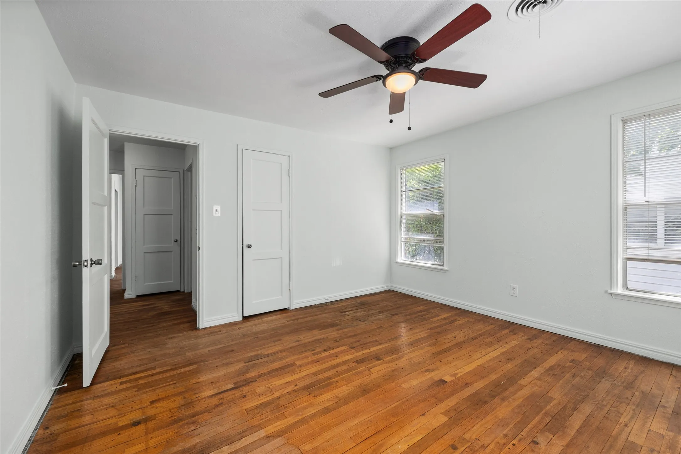 Single Family Residence For Sale in Tarrant County , 4406 Wayne Court S, Haltom City, Texas 76117, 2 Bedroom, 1 Bathroom, Garage spaces, 1,350 Sqft, built in 1946, mls#21364360, Real Estate Agent in Haltom City, Homes For Sale in Tarrant county, Homes For Sale in Haltom City, Realtor in Haltom City Texas, Real Estate Brokerage Independent Realty Texas, Luminita Cordes Realtor