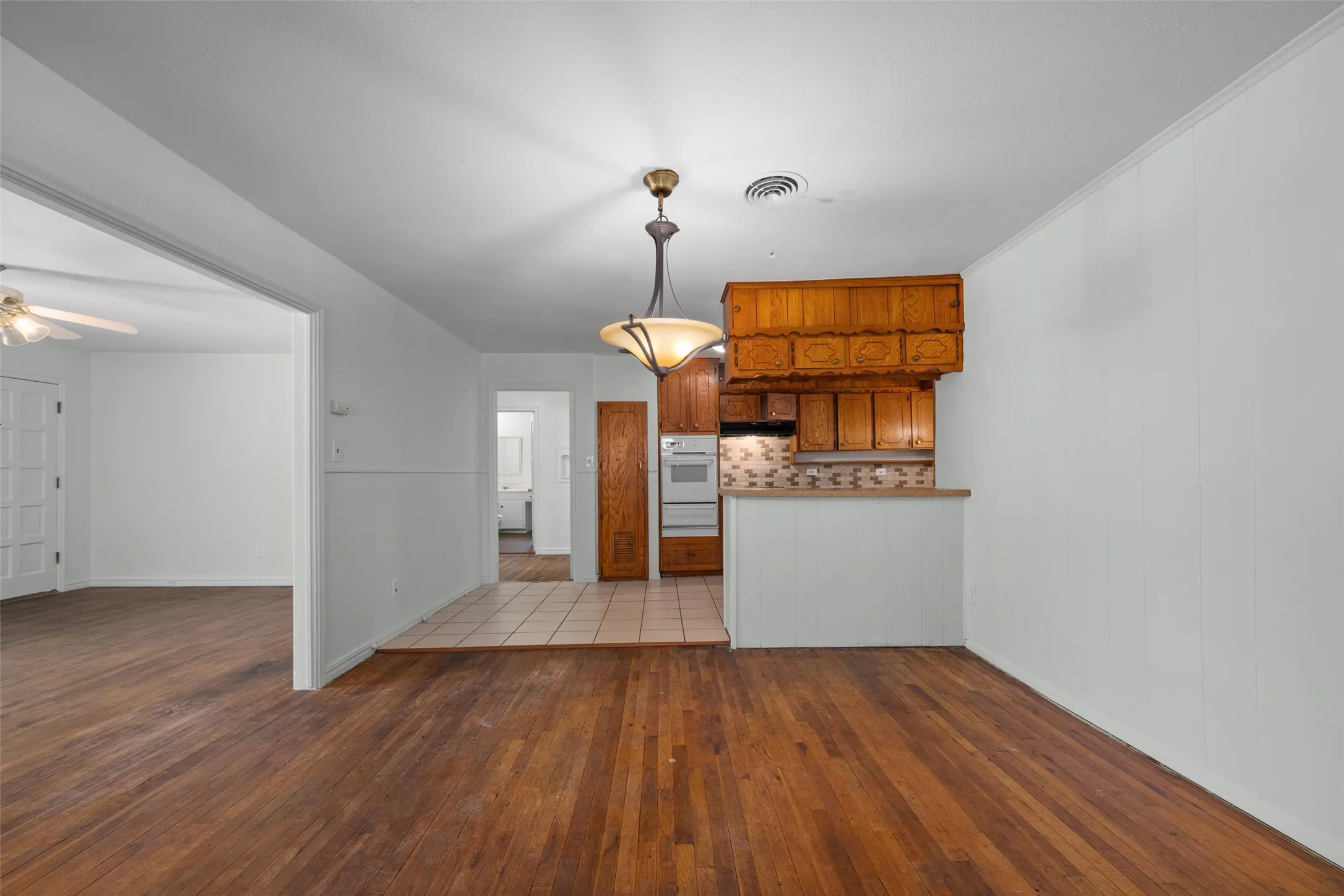 Single Family Residence For Sale in Tarrant County , 4406 Wayne Court S, Haltom City, Texas 76117, 2 Bedroom, 1 Bathroom, Garage spaces, 1,350 Sqft, built in 1946, mls#21364360, Real Estate Agent in Haltom City, Homes For Sale in Tarrant county, Homes For Sale in Haltom City, Realtor in Haltom City Texas, Real Estate Brokerage Independent Realty Texas, Luminita Cordes Realtor
