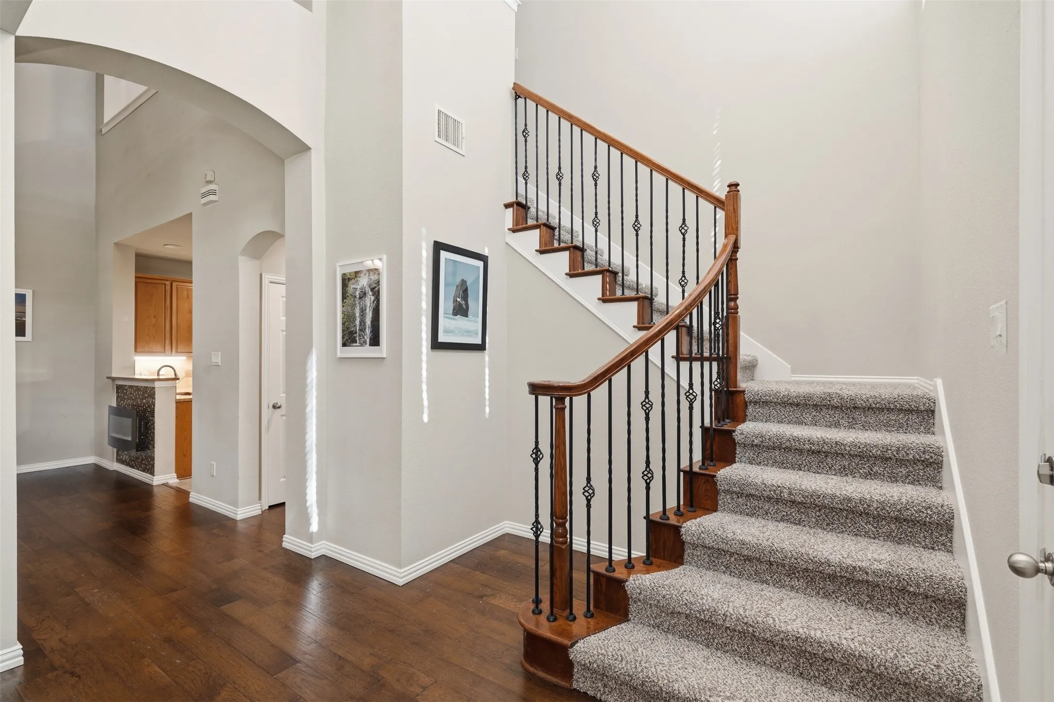 Townhouse For Sale in Denton County , 1724 Brookview Drive, Carrollton, Texas 75007, 3 Bedroom, 3 Bathroom, 2 Garage spaces, 2,008 Sqft, built in 2004, mls#21366135, Real Estate Agent in Carrollton, Homes For Sale in Denton county, Homes For Sale in Carrollton, Realtor in Carrollton Texas, Real Estate Brokerage Independent Realty Texas, Luminita Cordes Realtor