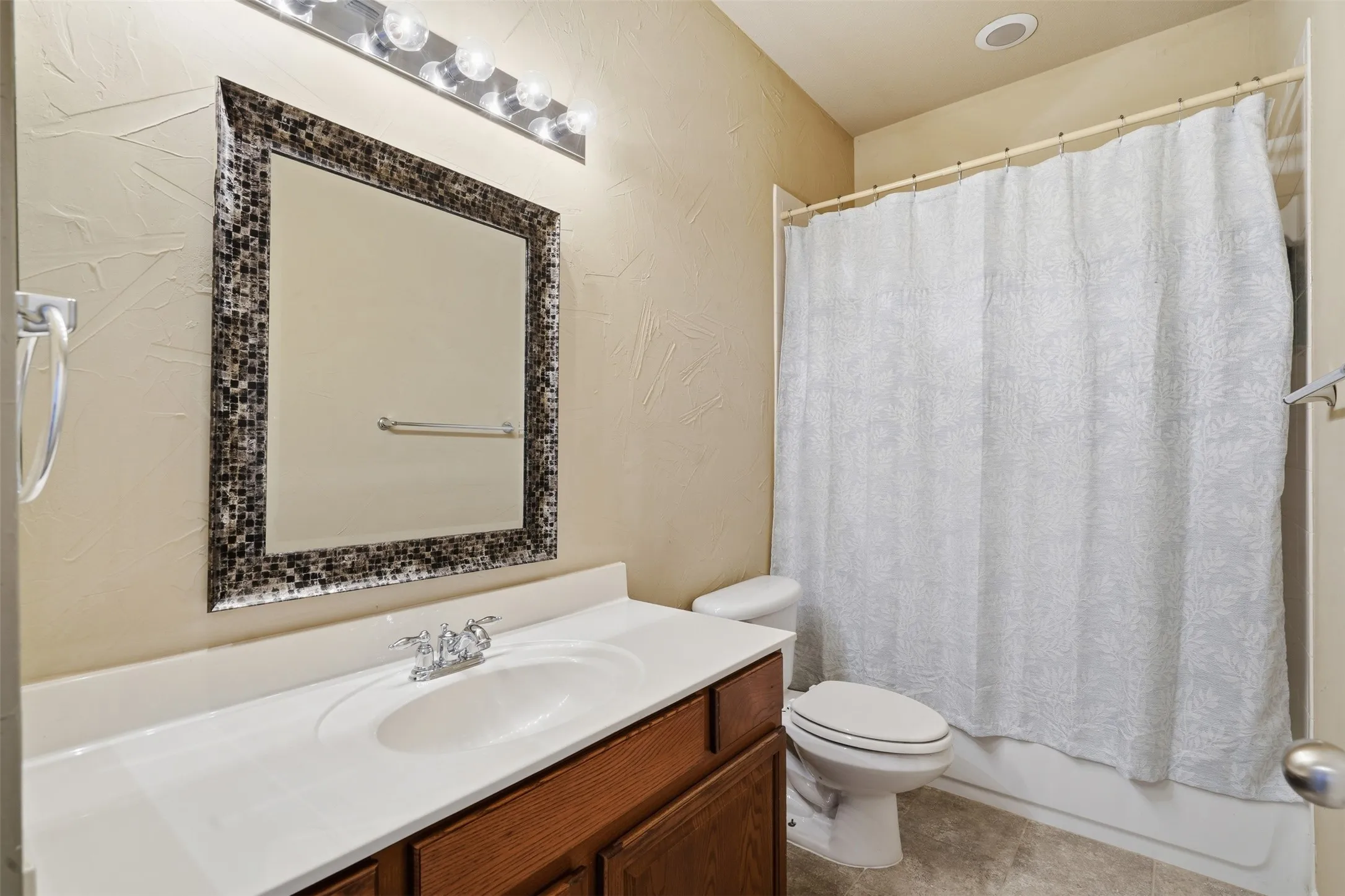 Townhouse For Sale in Denton County , 1724 Brookview Drive, Carrollton, Texas 75007, 3 Bedroom, 3 Bathroom, 2 Garage spaces, 2,008 Sqft, built in 2004, mls#21366135, Real Estate Agent in Carrollton, Homes For Sale in Denton county, Homes For Sale in Carrollton, Realtor in Carrollton Texas, Real Estate Brokerage Independent Realty Texas, Luminita Cordes Realtor