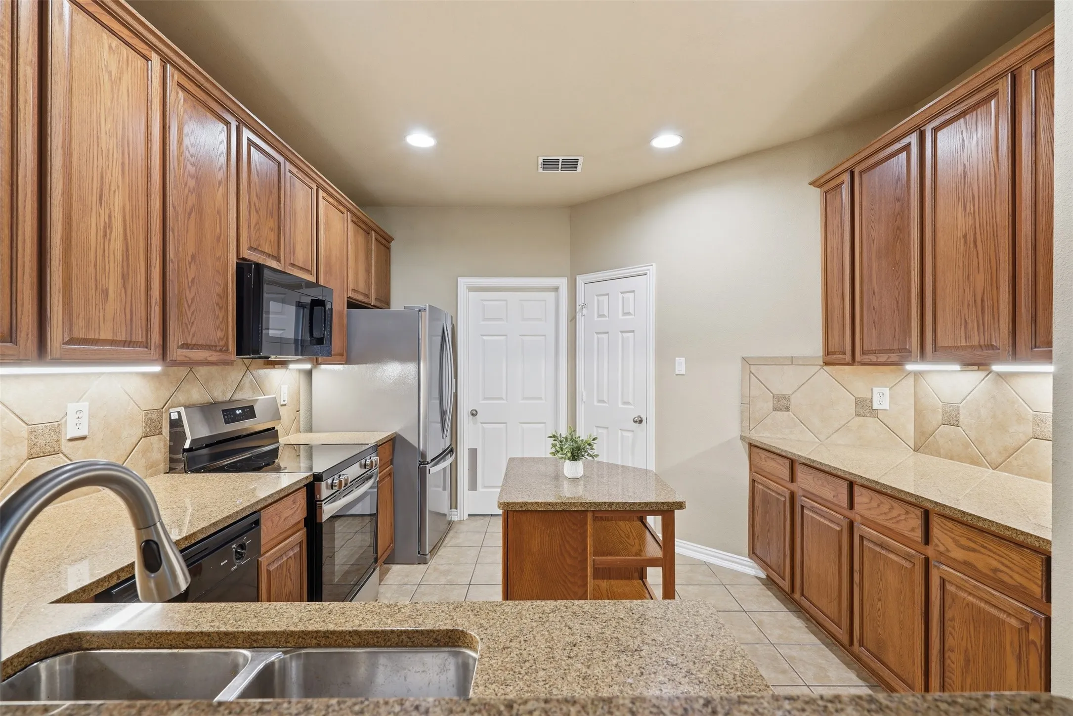 Townhouse For Sale in Denton County , 1724 Brookview Drive, Carrollton, Texas 75007, 3 Bedroom, 3 Bathroom, 2 Garage spaces, 2,008 Sqft, built in 2004, mls#21366135, Real Estate Agent in Carrollton, Homes For Sale in Denton county, Homes For Sale in Carrollton, Realtor in Carrollton Texas, Real Estate Brokerage Independent Realty Texas, Luminita Cordes Realtor