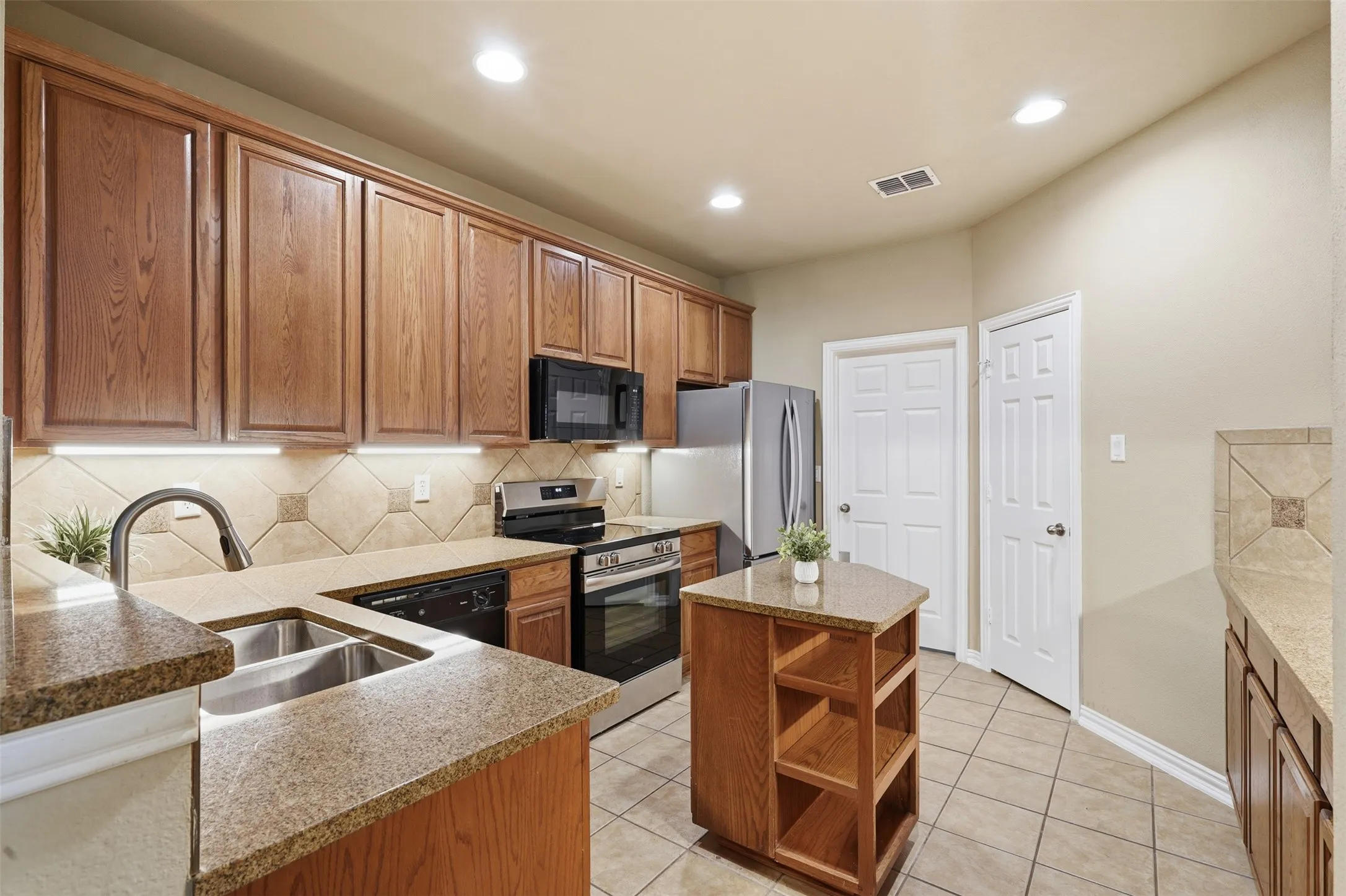 Townhouse For Sale in Denton County , 1724 Brookview Drive, Carrollton, Texas 75007, 3 Bedroom, 3 Bathroom, 2 Garage spaces, 2,008 Sqft, built in 2004, mls#21366135, Real Estate Agent in Carrollton, Homes For Sale in Denton county, Homes For Sale in Carrollton, Realtor in Carrollton Texas, Real Estate Brokerage Independent Realty Texas, Luminita Cordes Realtor