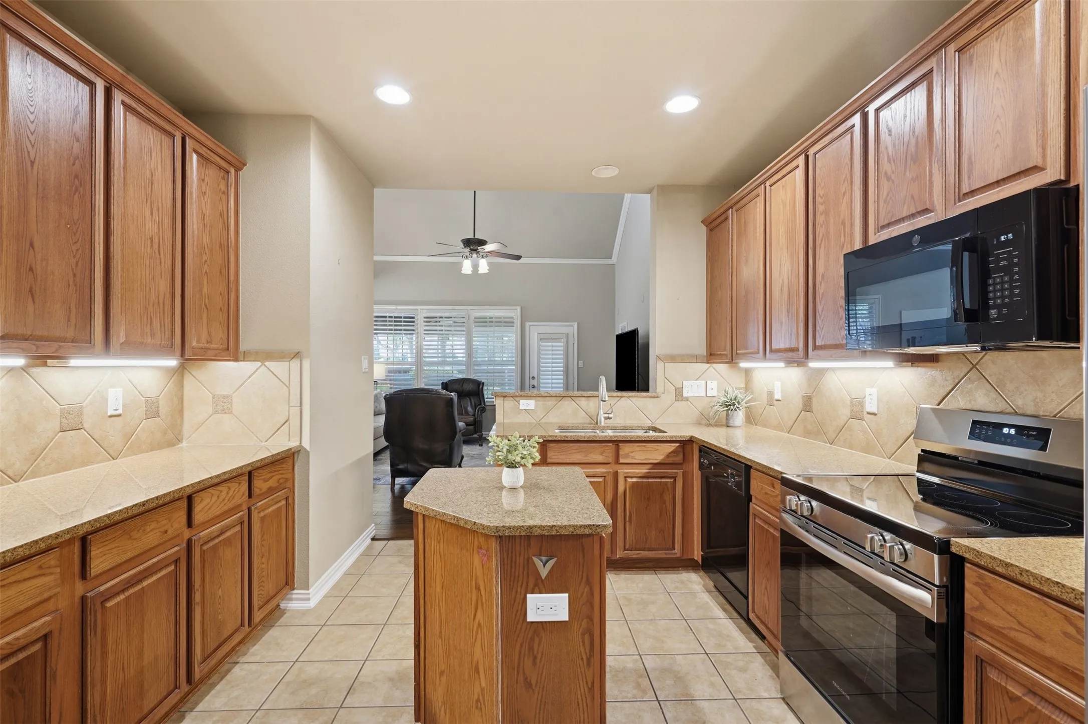 Townhouse For Sale in Denton County , 1724 Brookview Drive, Carrollton, Texas 75007, 3 Bedroom, 3 Bathroom, 2 Garage spaces, 2,008 Sqft, built in 2004, mls#21366135, Real Estate Agent in Carrollton, Homes For Sale in Denton county, Homes For Sale in Carrollton, Realtor in Carrollton Texas, Real Estate Brokerage Independent Realty Texas, Luminita Cordes Realtor