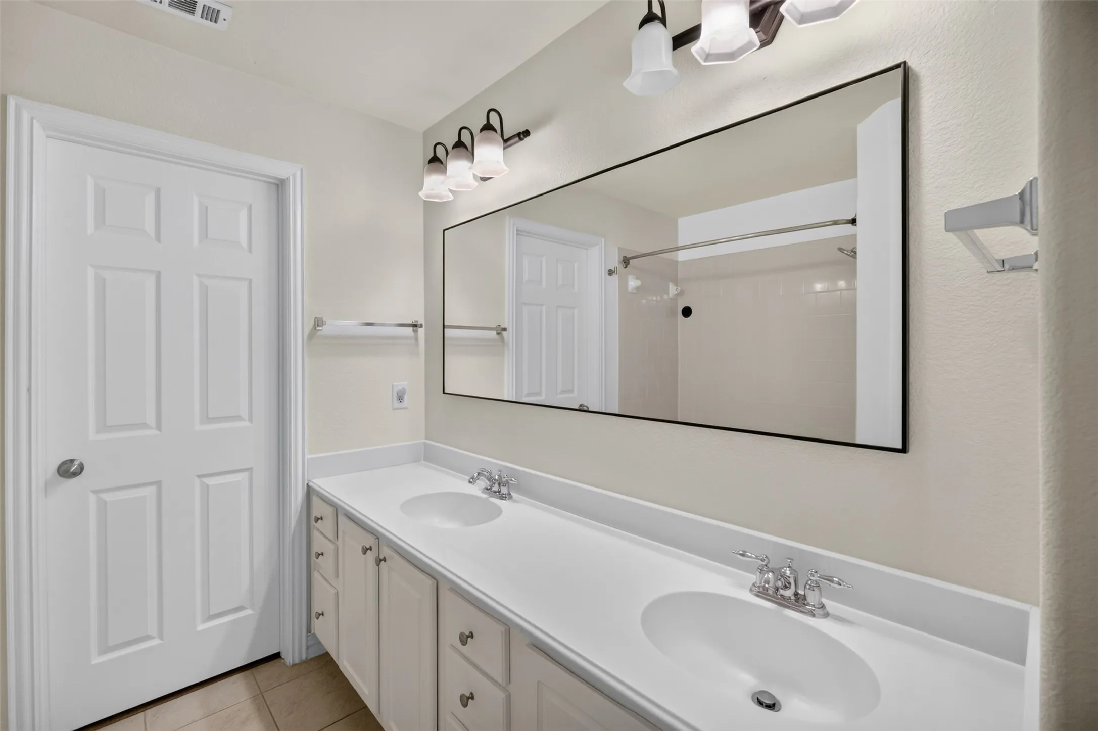 Single Family Residence For Sale in Tarrant County , 2205 College Avenue, Fort Worth, Texas 76110, 3 Bedroom, 3 Bathroom, 1 Garage spaces, 1,760 Sqft, built in 2005, mls#21345922, Real Estate Agent in Fort Worth, Homes For Sale in Tarrant county, Homes For Sale in Fort Worth, Realtor in Fort Worth Texas, Real Estate Brokerage Independent Realty Texas, Luminita Cordes Realtor