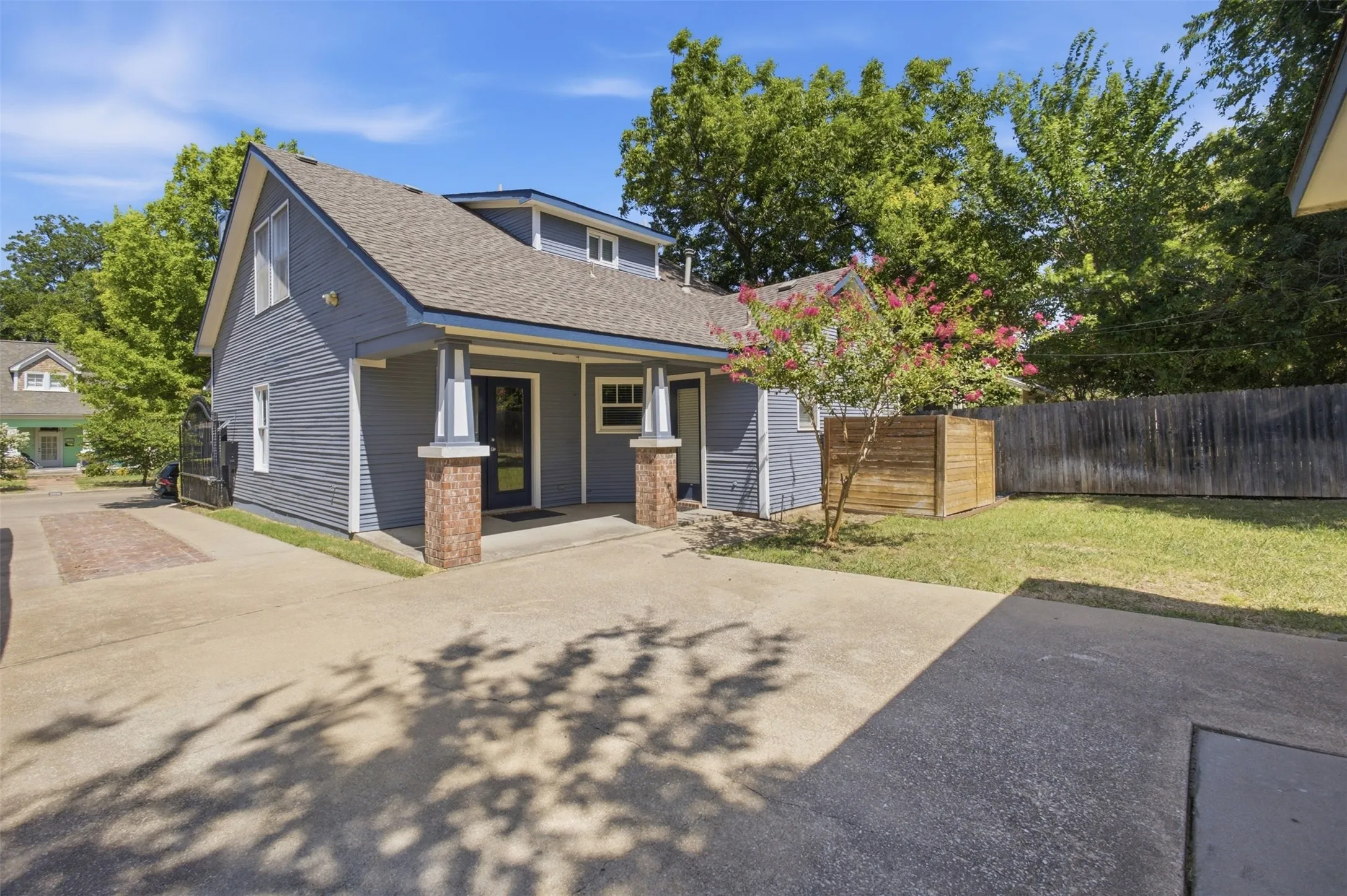 Single Family Residence For Sale in Tarrant County , 2205 College Avenue, Fort Worth, Texas 76110, 3 Bedroom, 3 Bathroom, 1 Garage spaces, 1,760 Sqft, built in 2005, mls#21345922, Real Estate Agent in Fort Worth, Homes For Sale in Tarrant county, Homes For Sale in Fort Worth, Realtor in Fort Worth Texas, Real Estate Brokerage Independent Realty Texas, Luminita Cordes Realtor