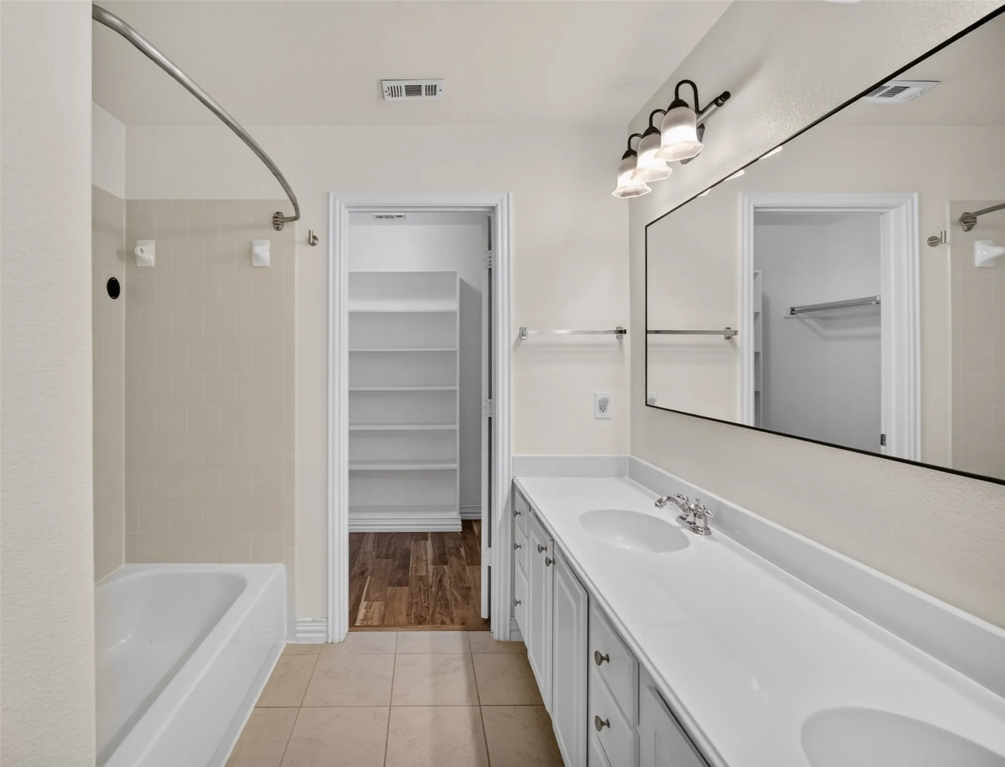 Single Family Residence For Sale in Tarrant County , 2205 College Avenue, Fort Worth, Texas 76110, 3 Bedroom, 3 Bathroom, 1 Garage spaces, 1,760 Sqft, built in 2005, mls#21345922, Real Estate Agent in Fort Worth, Homes For Sale in Tarrant county, Homes For Sale in Fort Worth, Realtor in Fort Worth Texas, Real Estate Brokerage Independent Realty Texas, Luminita Cordes Realtor