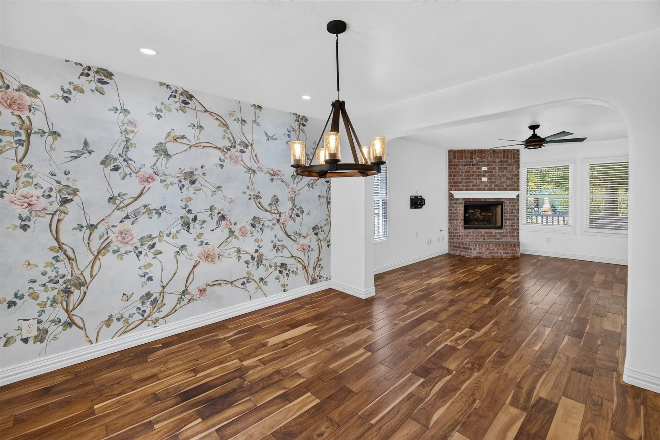 Single Family Residence For Sale in Tarrant County , 2205 College Avenue, Fort Worth, Texas 76110, 3 Bedroom, 3 Bathroom, 1 Garage spaces, 1,760 Sqft, built in 2005, mls#21345922, Real Estate Agent in Fort Worth, Homes For Sale in Tarrant county, Homes For Sale in Fort Worth, Realtor in Fort Worth Texas, Real Estate Brokerage Independent Realty Texas, Luminita Cordes Realtor