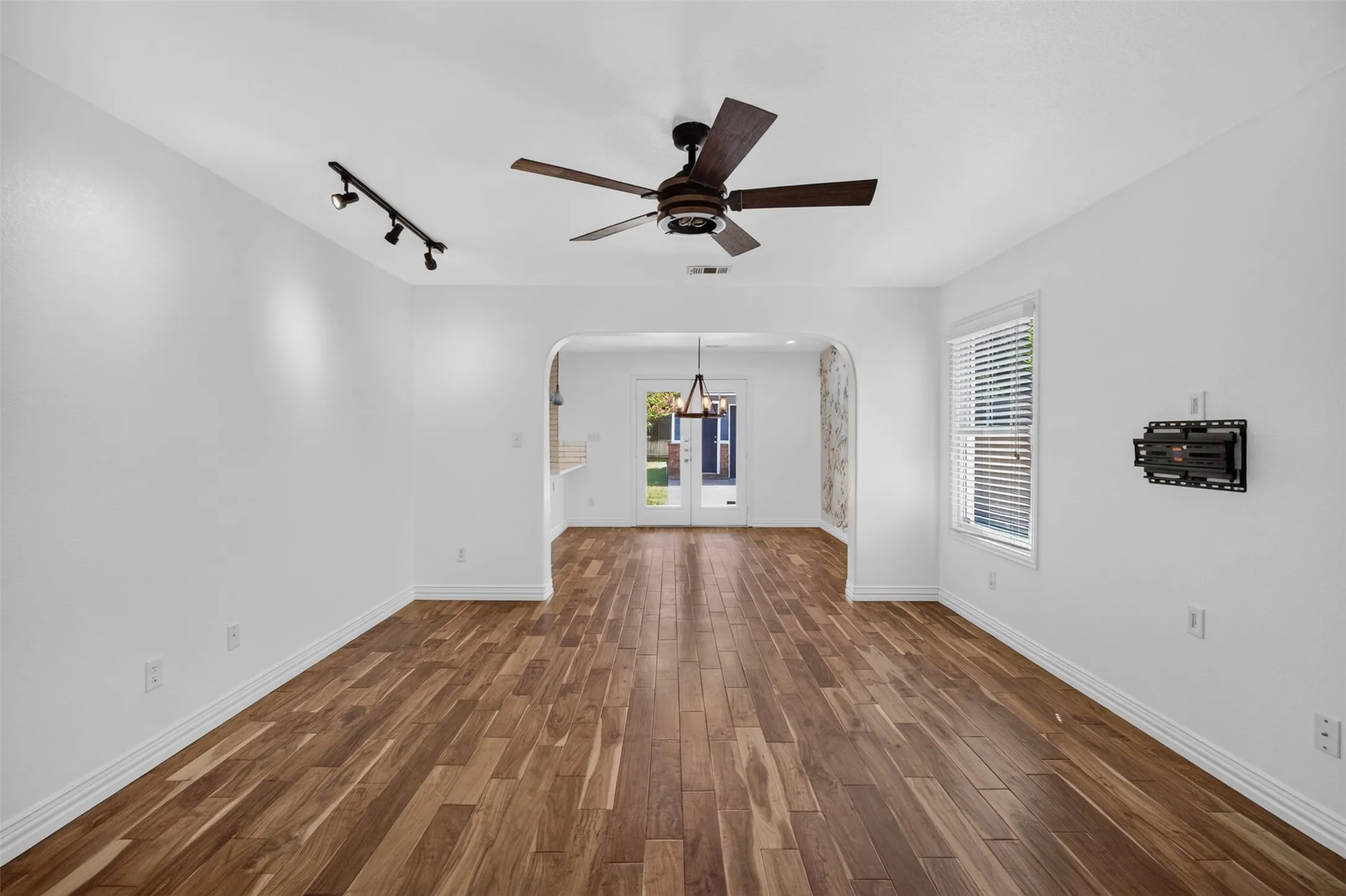 Single Family Residence For Sale in Tarrant County , 2205 College Avenue, Fort Worth, Texas 76110, 3 Bedroom, 3 Bathroom, 1 Garage spaces, 1,760 Sqft, built in 2005, mls#21345922, Real Estate Agent in Fort Worth, Homes For Sale in Tarrant county, Homes For Sale in Fort Worth, Realtor in Fort Worth Texas, Real Estate Brokerage Independent Realty Texas, Luminita Cordes Realtor