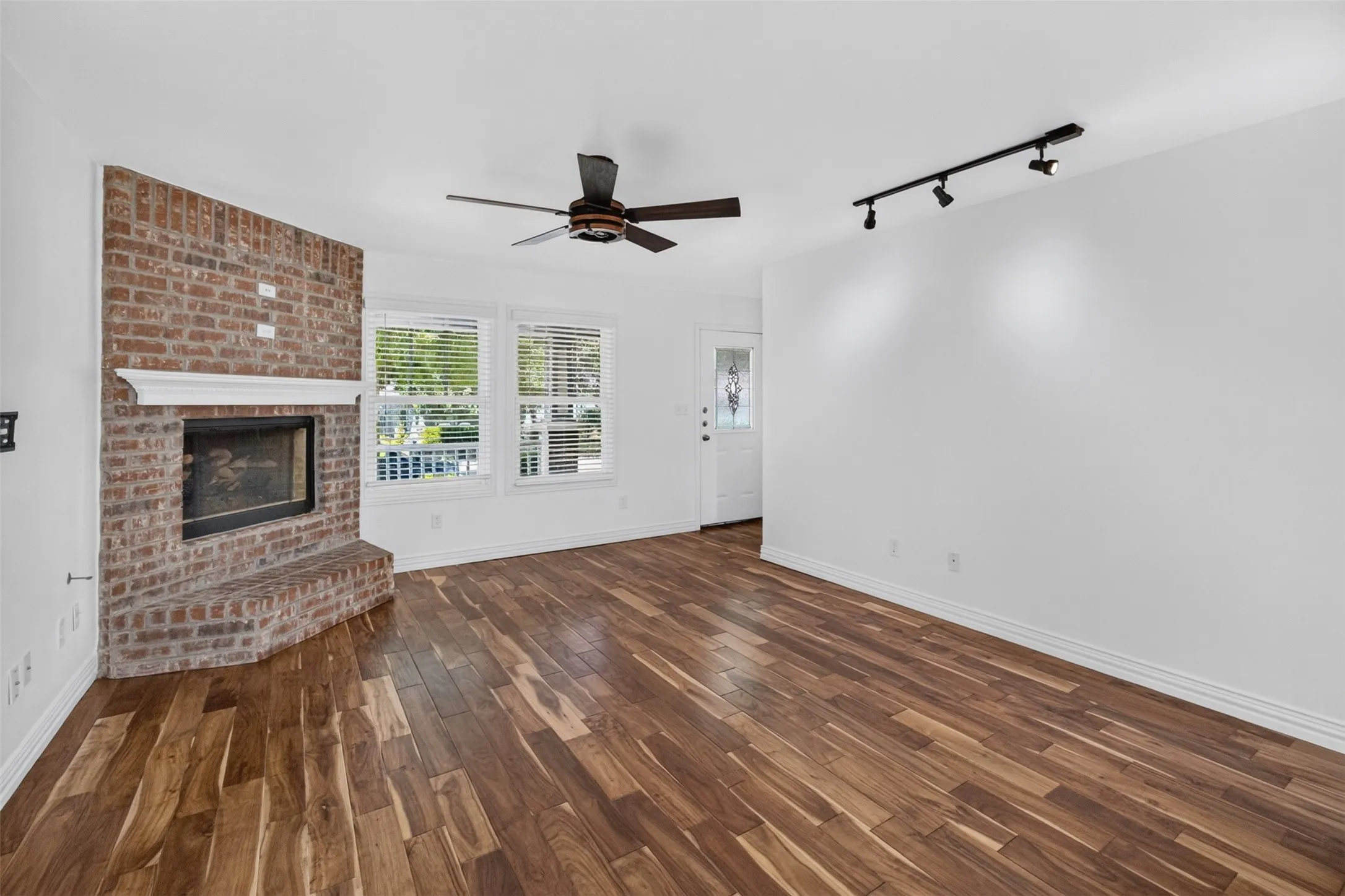 Single Family Residence For Sale in Tarrant County , 2205 College Avenue, Fort Worth, Texas 76110, 3 Bedroom, 3 Bathroom, 1 Garage spaces, 1,760 Sqft, built in 2005, mls#21345922, Real Estate Agent in Fort Worth, Homes For Sale in Tarrant county, Homes For Sale in Fort Worth, Realtor in Fort Worth Texas, Real Estate Brokerage Independent Realty Texas, Luminita Cordes Realtor