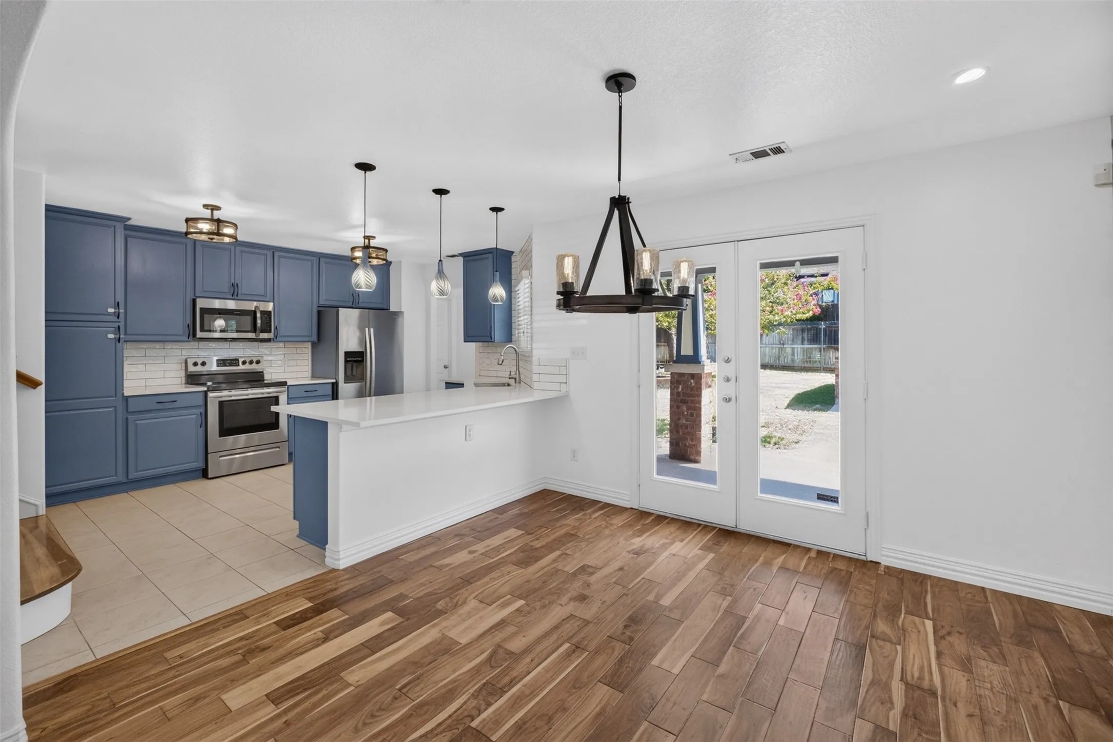 Single Family Residence For Sale in Tarrant County , 2205 College Avenue, Fort Worth, Texas 76110, 3 Bedroom, 3 Bathroom, 1 Garage spaces, 1,760 Sqft, built in 2005, mls#21345922, Real Estate Agent in Fort Worth, Homes For Sale in Tarrant county, Homes For Sale in Fort Worth, Realtor in Fort Worth Texas, Real Estate Brokerage Independent Realty Texas, Luminita Cordes Realtor