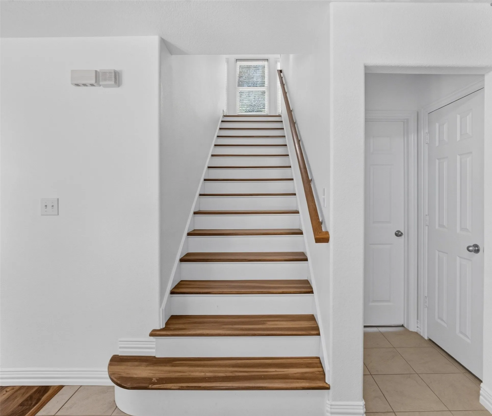 Single Family Residence For Sale in Tarrant County , 2205 College Avenue, Fort Worth, Texas 76110, 3 Bedroom, 3 Bathroom, 1 Garage spaces, 1,760 Sqft, built in 2005, mls#21345922, Real Estate Agent in Fort Worth, Homes For Sale in Tarrant county, Homes For Sale in Fort Worth, Realtor in Fort Worth Texas, Real Estate Brokerage Independent Realty Texas, Luminita Cordes Realtor