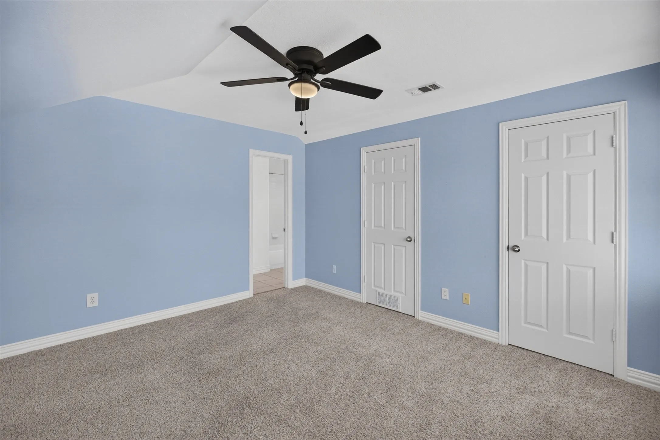 Single Family Residence For Sale in Tarrant County , 2205 College Avenue, Fort Worth, Texas 76110, 3 Bedroom, 3 Bathroom, 1 Garage spaces, 1,760 Sqft, built in 2005, mls#21345922, Real Estate Agent in Fort Worth, Homes For Sale in Tarrant county, Homes For Sale in Fort Worth, Realtor in Fort Worth Texas, Real Estate Brokerage Independent Realty Texas, Luminita Cordes Realtor