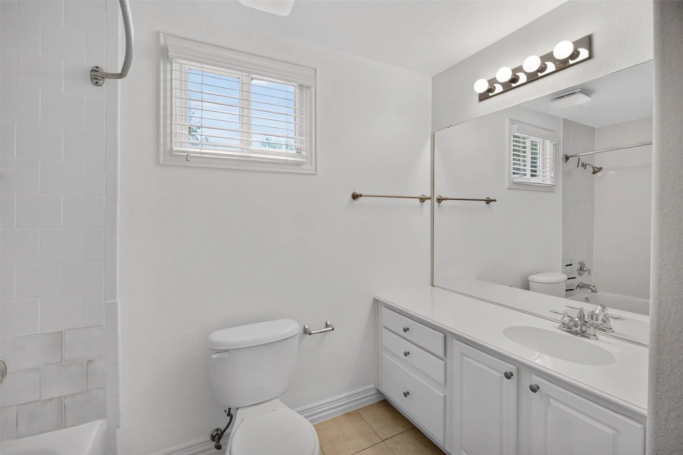 Single Family Residence For Sale in Tarrant County , 2205 College Avenue, Fort Worth, Texas 76110, 3 Bedroom, 3 Bathroom, 1 Garage spaces, 1,760 Sqft, built in 2005, mls#21345922, Real Estate Agent in Fort Worth, Homes For Sale in Tarrant county, Homes For Sale in Fort Worth, Realtor in Fort Worth Texas, Real Estate Brokerage Independent Realty Texas, Luminita Cordes Realtor