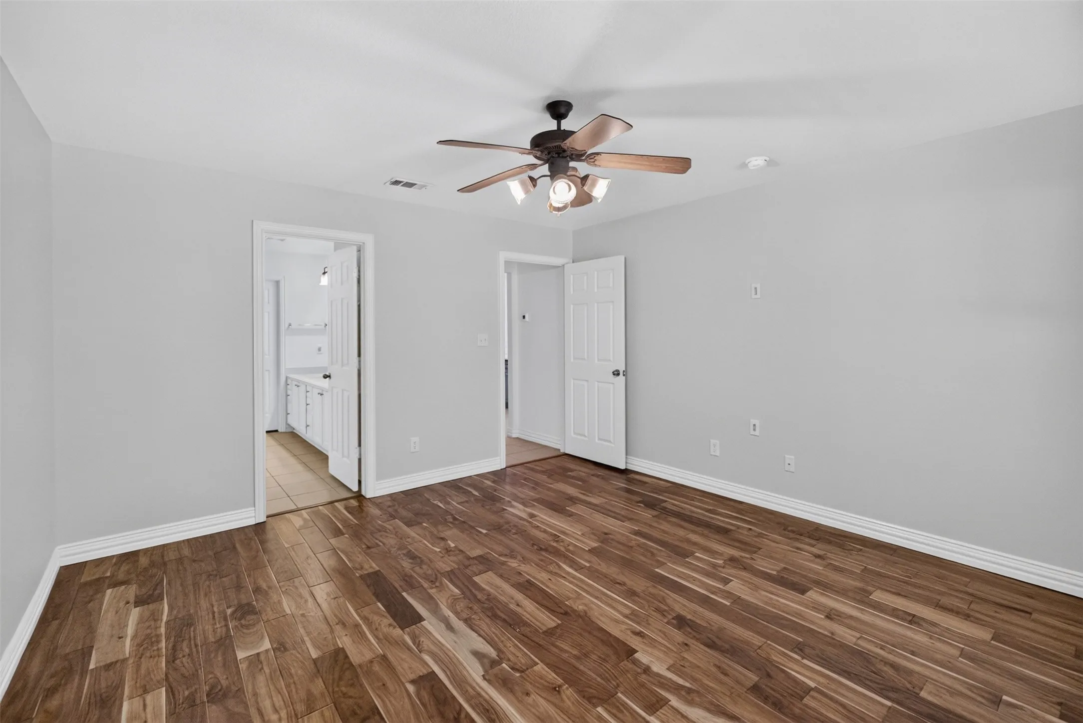 Single Family Residence For Sale in Tarrant County , 2205 College Avenue, Fort Worth, Texas 76110, 3 Bedroom, 3 Bathroom, 1 Garage spaces, 1,760 Sqft, built in 2005, mls#21345922, Real Estate Agent in Fort Worth, Homes For Sale in Tarrant county, Homes For Sale in Fort Worth, Realtor in Fort Worth Texas, Real Estate Brokerage Independent Realty Texas, Luminita Cordes Realtor