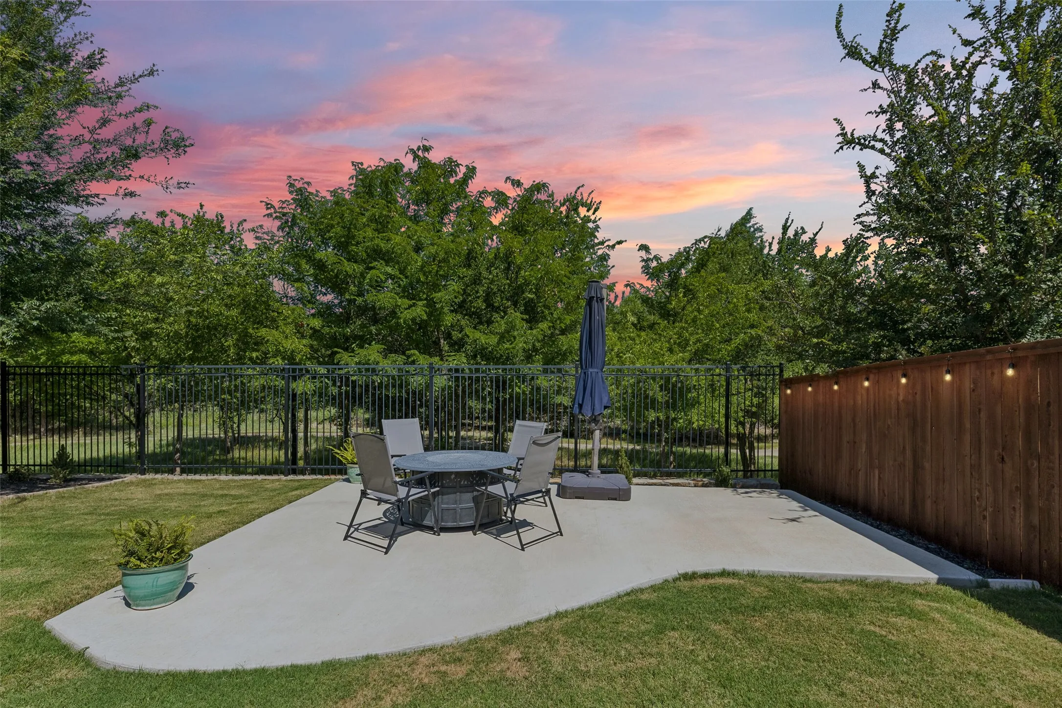 Single Family Residence For Sale in Denton County , 1425 Appaloosa Drive, Aubrey, Texas 76227, 4 Bedroom, 3 Bathroom, 2 Garage spaces, 2,276 Sqft, built in 2019, mls#21361134, Real Estate Agent in Aubrey, Homes For Sale in Denton county, Homes For Sale in Aubrey, Realtor in Aubrey Texas, Real Estate Brokerage Independent Realty Texas, Luminita Cordes Realtor