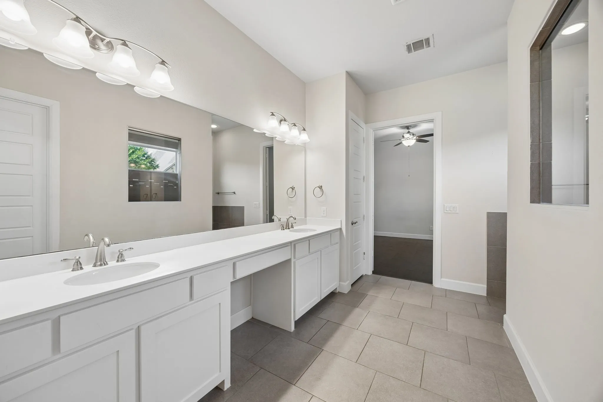Single Family Residence For Sale in Tarrant County , 4016 Red Lynx Lane, Arlington, Texas 76005, 3 Bedroom, 4 Bathroom, 2 Garage spaces, 2,883 Sqft, built in 2015, mls#21366165, Real Estate Agent in Arlington, Homes For Sale in Tarrant county, Homes For Sale in Arlington, Realtor in Arlington Texas, Real Estate Brokerage Independent Realty Texas, Luminita Cordes Realtor