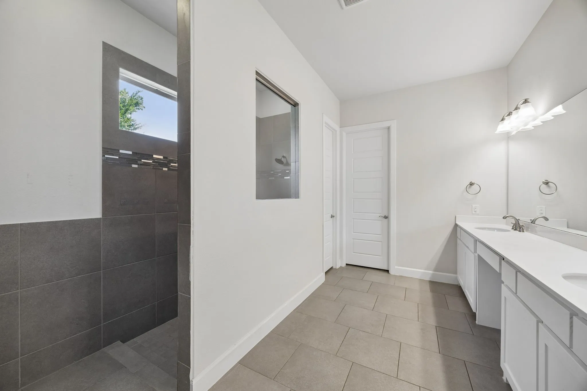 Single Family Residence For Sale in Tarrant County , 4016 Red Lynx Lane, Arlington, Texas 76005, 3 Bedroom, 4 Bathroom, 2 Garage spaces, 2,883 Sqft, built in 2015, mls#21366165, Real Estate Agent in Arlington, Homes For Sale in Tarrant county, Homes For Sale in Arlington, Realtor in Arlington Texas, Real Estate Brokerage Independent Realty Texas, Luminita Cordes Realtor