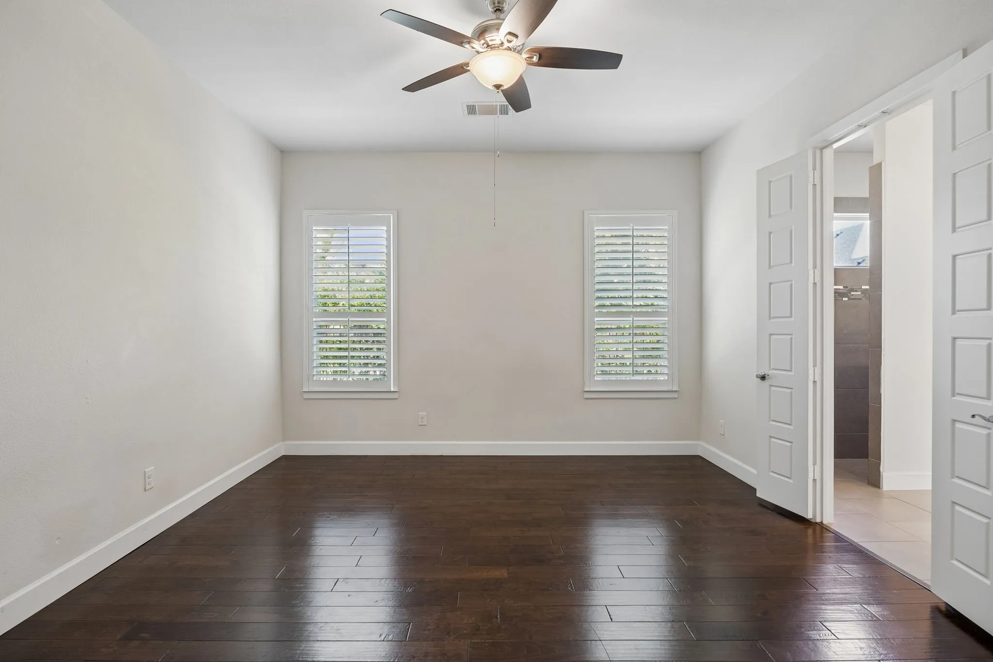 Single Family Residence For Sale in Tarrant County , 4016 Red Lynx Lane, Arlington, Texas 76005, 3 Bedroom, 4 Bathroom, 2 Garage spaces, 2,883 Sqft, built in 2015, mls#21366165, Real Estate Agent in Arlington, Homes For Sale in Tarrant county, Homes For Sale in Arlington, Realtor in Arlington Texas, Real Estate Brokerage Independent Realty Texas, Luminita Cordes Realtor