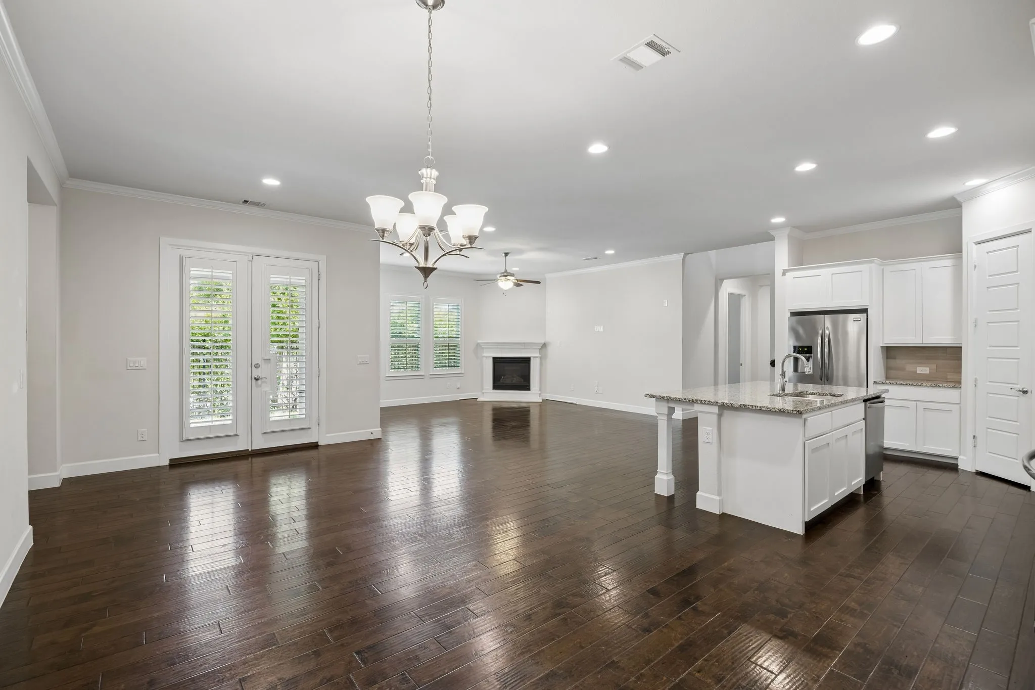 Single Family Residence For Sale in Tarrant County , 4016 Red Lynx Lane, Arlington, Texas 76005, 3 Bedroom, 4 Bathroom, 2 Garage spaces, 2,883 Sqft, built in 2015, mls#21366165, Real Estate Agent in Arlington, Homes For Sale in Tarrant county, Homes For Sale in Arlington, Realtor in Arlington Texas, Real Estate Brokerage Independent Realty Texas, Luminita Cordes Realtor