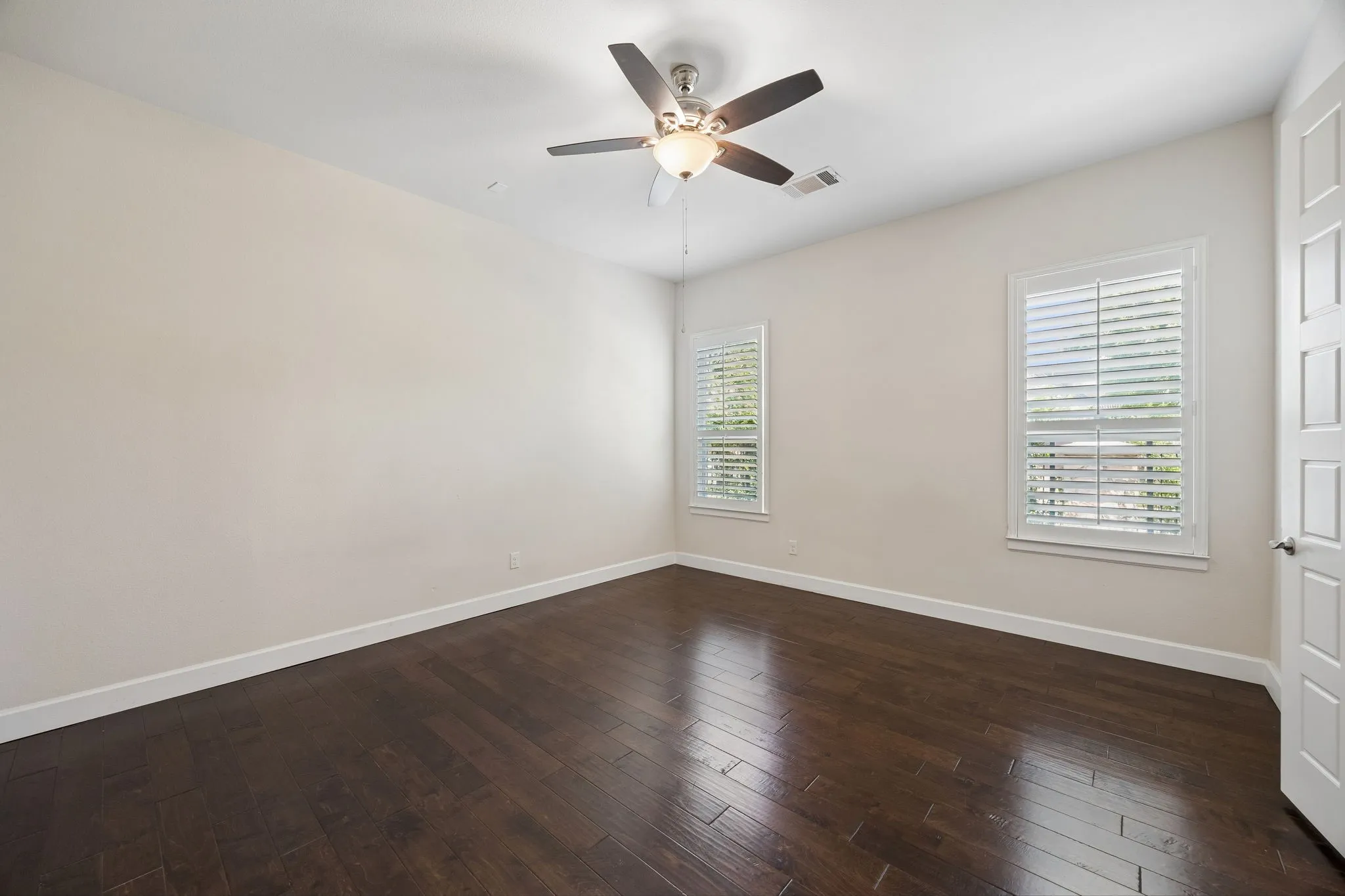 Single Family Residence For Sale in Tarrant County , 4016 Red Lynx Lane, Arlington, Texas 76005, 3 Bedroom, 4 Bathroom, 2 Garage spaces, 2,883 Sqft, built in 2015, mls#21366165, Real Estate Agent in Arlington, Homes For Sale in Tarrant county, Homes For Sale in Arlington, Realtor in Arlington Texas, Real Estate Brokerage Independent Realty Texas, Luminita Cordes Realtor