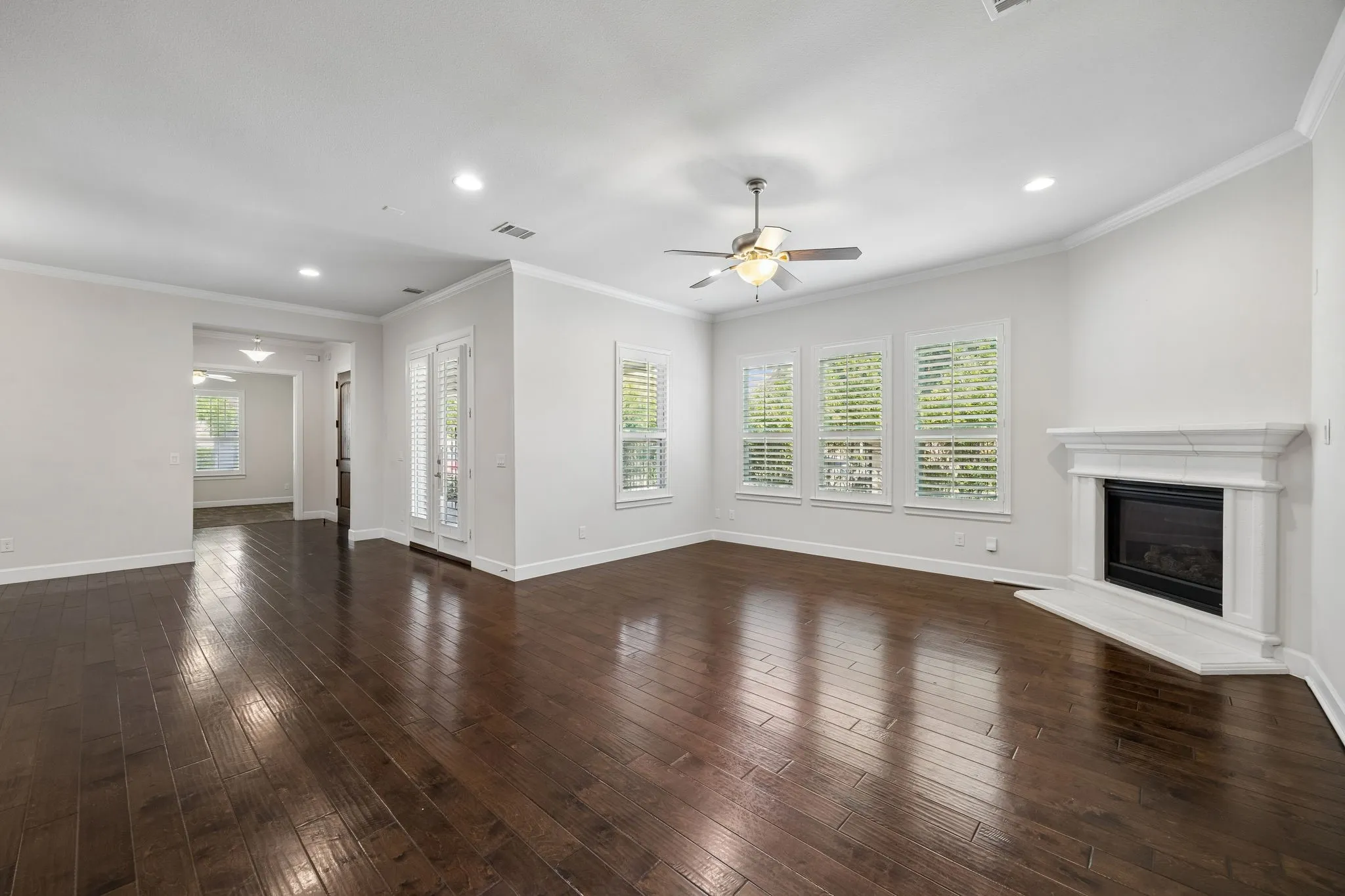 Single Family Residence For Sale in Tarrant County , 4016 Red Lynx Lane, Arlington, Texas 76005, 3 Bedroom, 4 Bathroom, 2 Garage spaces, 2,883 Sqft, built in 2015, mls#21366165, Real Estate Agent in Arlington, Homes For Sale in Tarrant county, Homes For Sale in Arlington, Realtor in Arlington Texas, Real Estate Brokerage Independent Realty Texas, Luminita Cordes Realtor