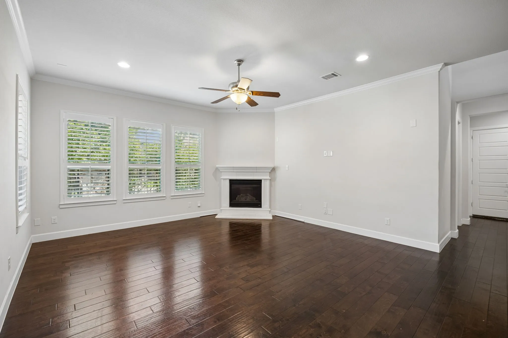 Single Family Residence For Sale in Tarrant County , 4016 Red Lynx Lane, Arlington, Texas 76005, 3 Bedroom, 4 Bathroom, 2 Garage spaces, 2,883 Sqft, built in 2015, mls#21366165, Real Estate Agent in Arlington, Homes For Sale in Tarrant county, Homes For Sale in Arlington, Realtor in Arlington Texas, Real Estate Brokerage Independent Realty Texas, Luminita Cordes Realtor