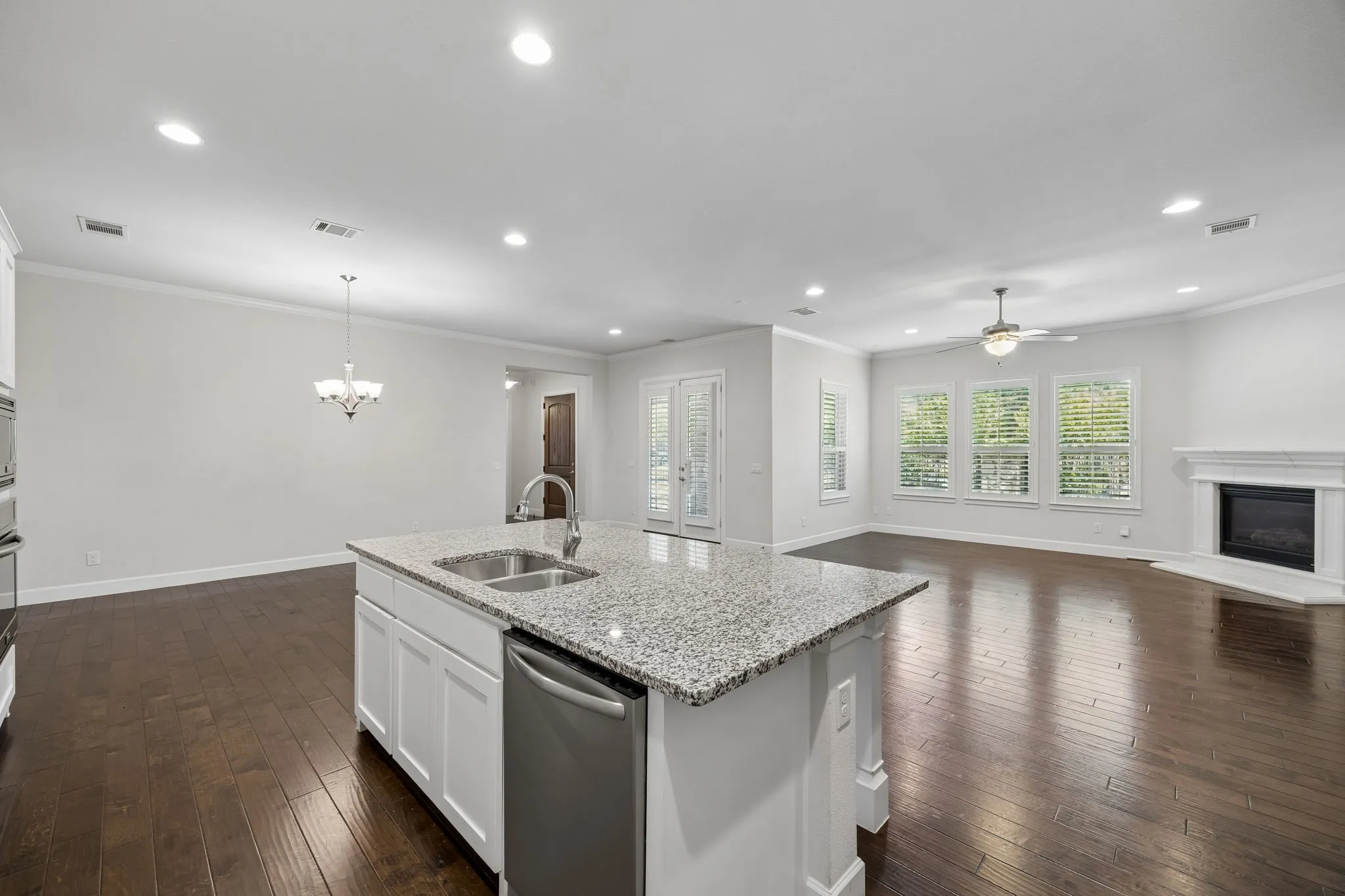 Single Family Residence For Sale in Tarrant County , 4016 Red Lynx Lane, Arlington, Texas 76005, 3 Bedroom, 4 Bathroom, 2 Garage spaces, 2,883 Sqft, built in 2015, mls#21366165, Real Estate Agent in Arlington, Homes For Sale in Tarrant county, Homes For Sale in Arlington, Realtor in Arlington Texas, Real Estate Brokerage Independent Realty Texas, Luminita Cordes Realtor