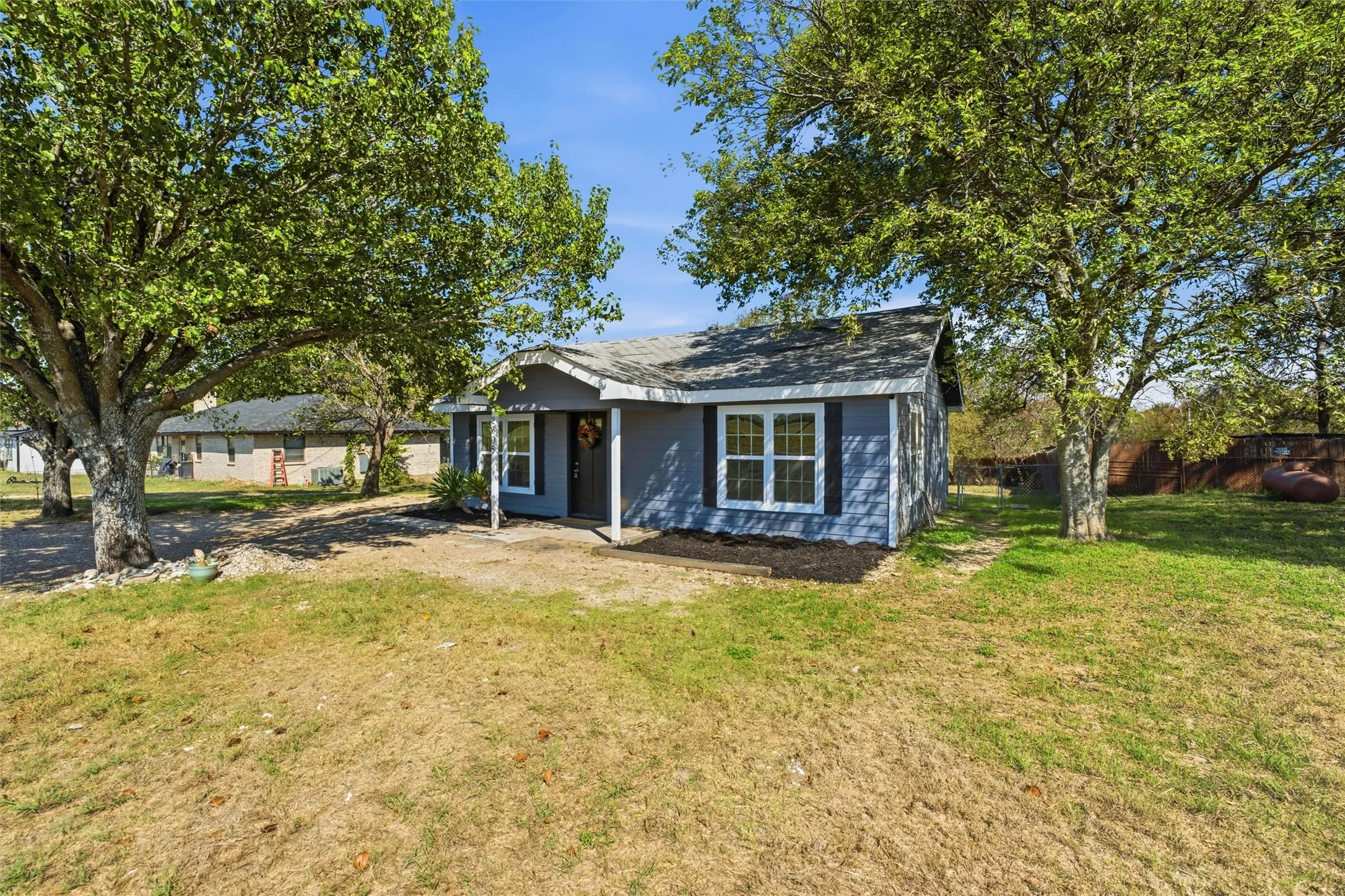 Single Family Residence For Sale in Ellis County , 2605 Howard Road, Waxahachie, Texas 75165, 2 Bedroom, 1 Bathroom, Garage spaces, 992 Sqft, built in 1946, mls#21366444, Real Estate Agent in Waxahachie, Homes For Sale in Ellis county, Homes For Sale in Waxahachie, Realtor in Waxahachie Texas, Real Estate Brokerage Independent Realty Texas, Luminita Cordes Realtor