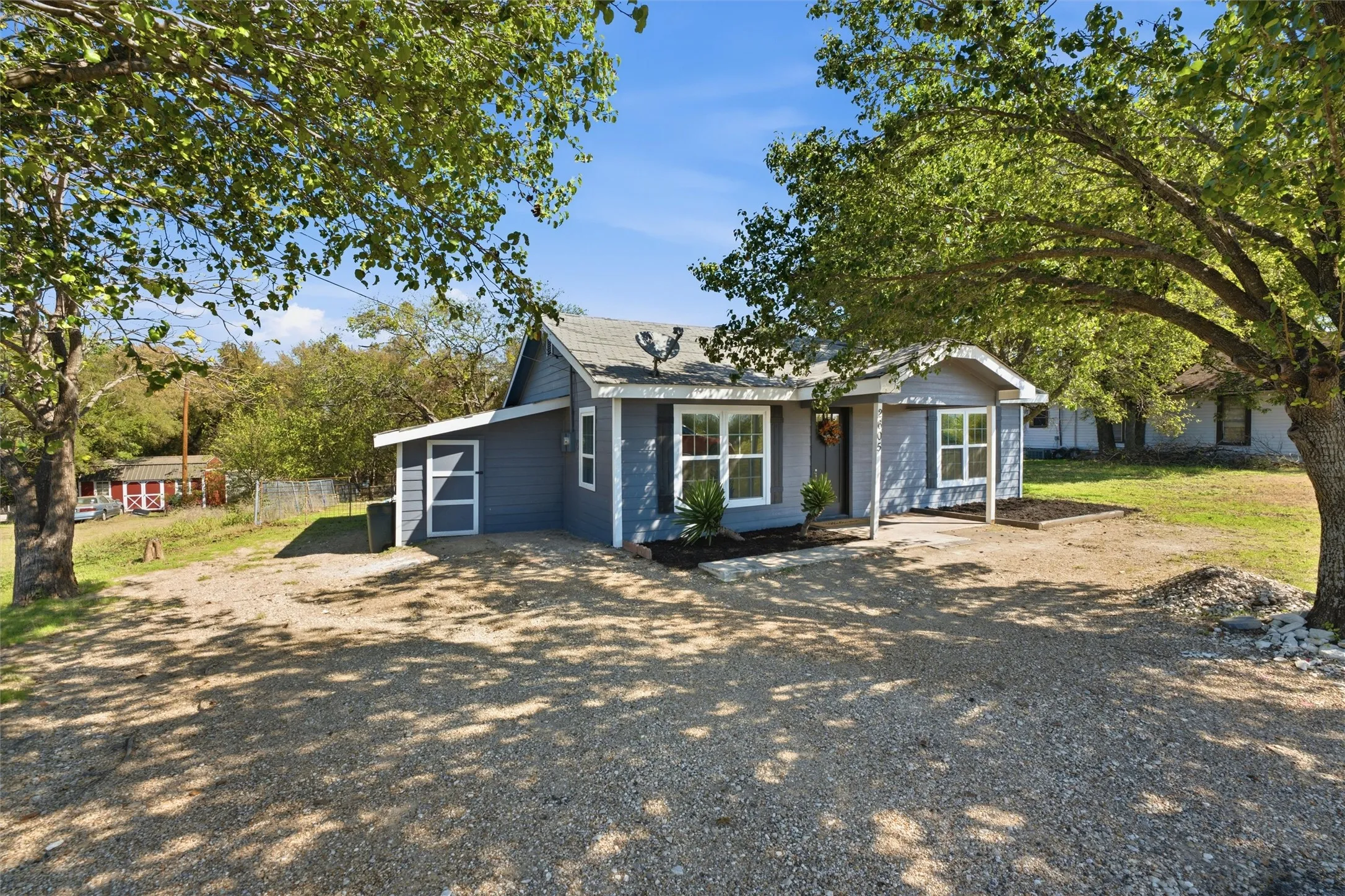 Single Family Residence For Sale in Ellis County , 2605 Howard Road, Waxahachie, Texas 75165, 2 Bedroom, 1 Bathroom, Garage spaces, 992 Sqft, built in 1946, mls#21366444, Real Estate Agent in Waxahachie, Homes For Sale in Ellis county, Homes For Sale in Waxahachie, Realtor in Waxahachie Texas, Real Estate Brokerage Independent Realty Texas, Luminita Cordes Realtor